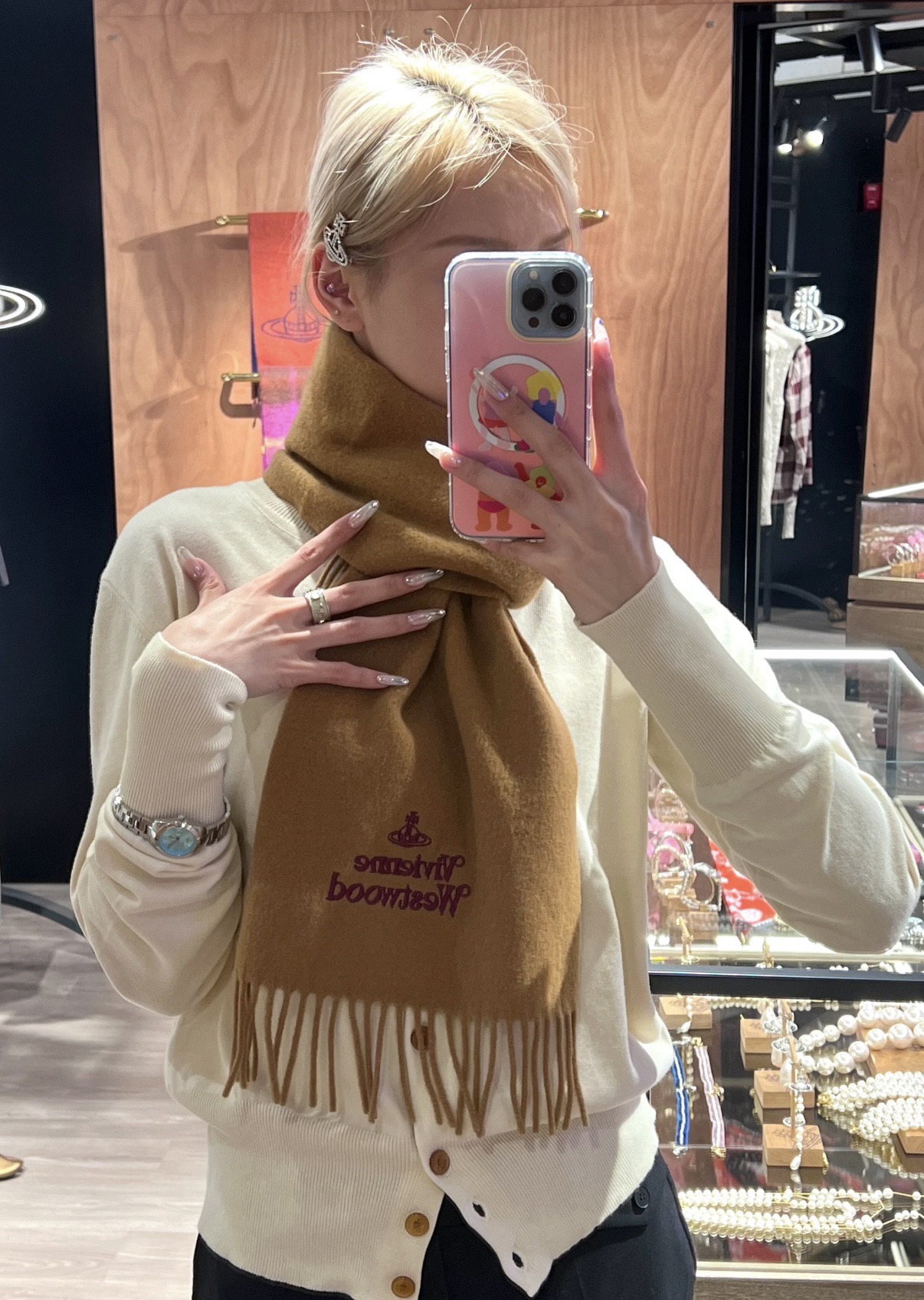 P135 P小红书爆款“Vivienne Westwood”薇薇安西太后羊绒羊毛围巾❗ 西太后 英国时装设计师,时装的朋克之母!时尚潮流引领者,超美的设计!简约大气刺绣Logo‼精致这个款不用担心不好看,因为经典的元素洋气的新设计!赠礼的完美之选,充分展现个性风范。Vivenne Westwood才是最能代表英国人的时尚品牌。面料采用了95%最具张力羊毛,5%羊绒. 尺寸:180*30!.