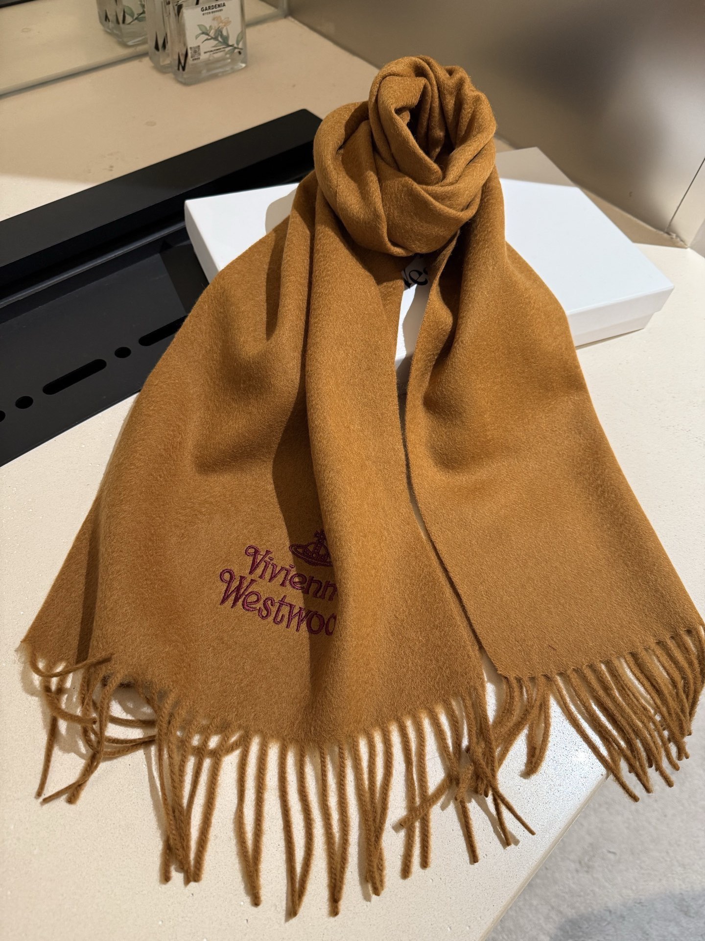 P小红书爆款“Vivienne Westwood”薇薇安西太后羊绒羊毛围巾❗ 西太后 英国时装设计师，时