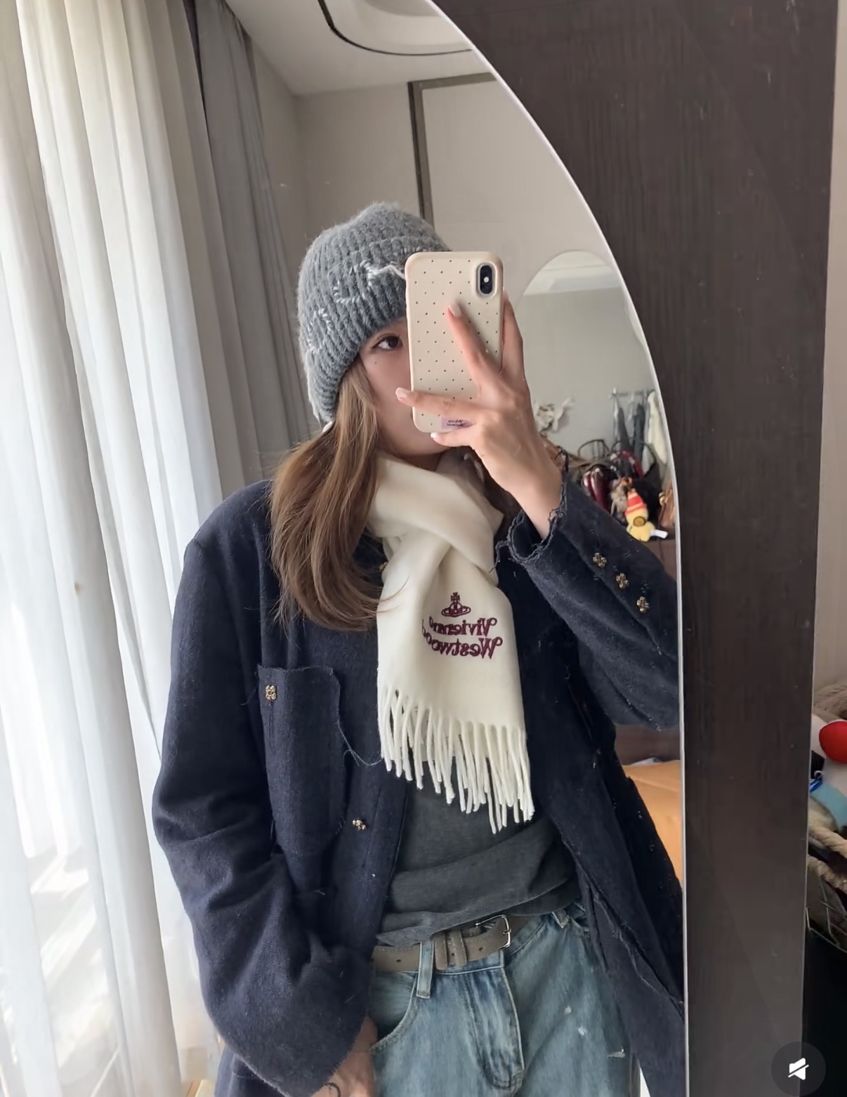 P135 P小红书爆款“Vivienne Westwood”薇薇安西太后羊绒羊毛围巾❗ 西太后 英国时装设计师,时装的朋克之母!时尚潮流引领者,超美的设计!简约大气刺绣Logo‼精致这个款不用担心不好看,因为经典的元素洋气的新设计!赠礼的完美之选,充分展现个性风范。Vivenne Westwood才是最能代表英国人的时尚品牌。面料采用了95%最具张力羊毛,5%羊绒. 尺寸:180*30!.