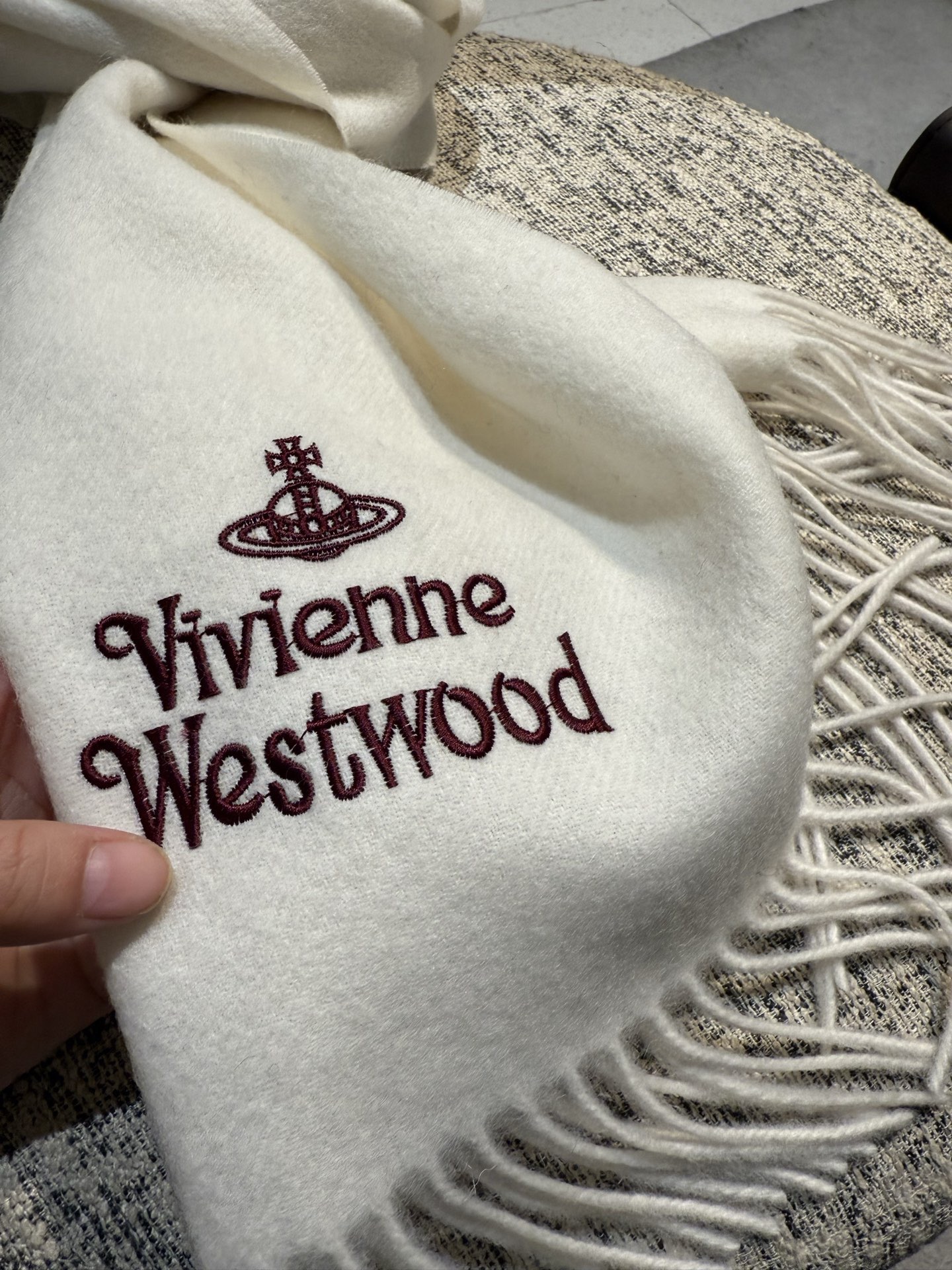P小红书爆款“Vivienne Westwood”薇薇安西太后羊绒羊毛围巾❗ 西太后 英国时装设计师，时