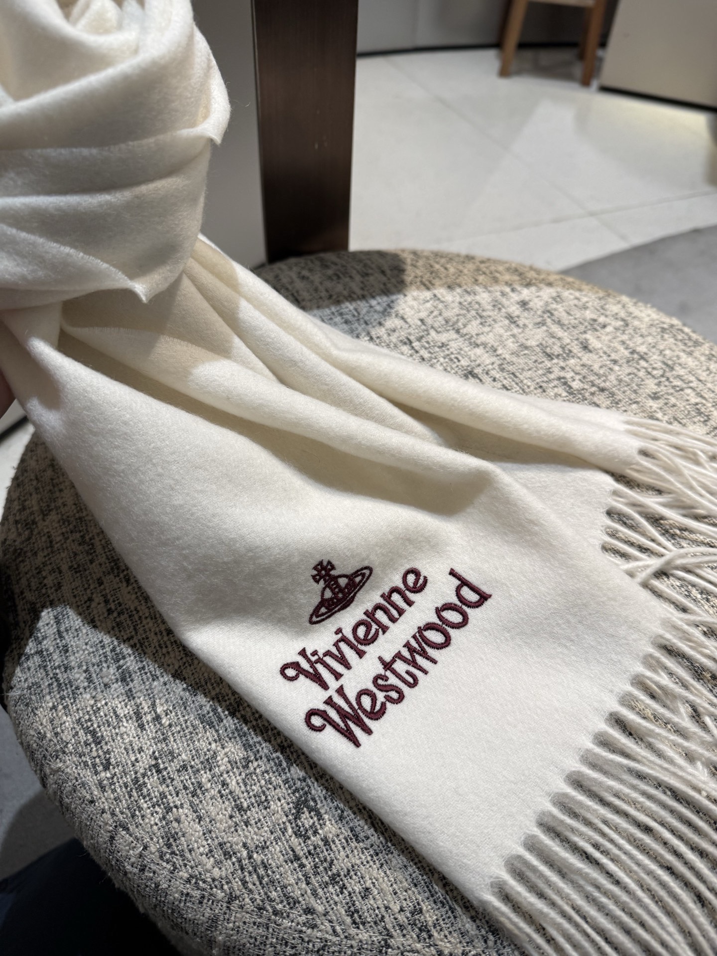 P小红书爆款“Vivienne Westwood”薇薇安西太后羊绒羊毛围巾❗ 西太后 英国时装设计师，时