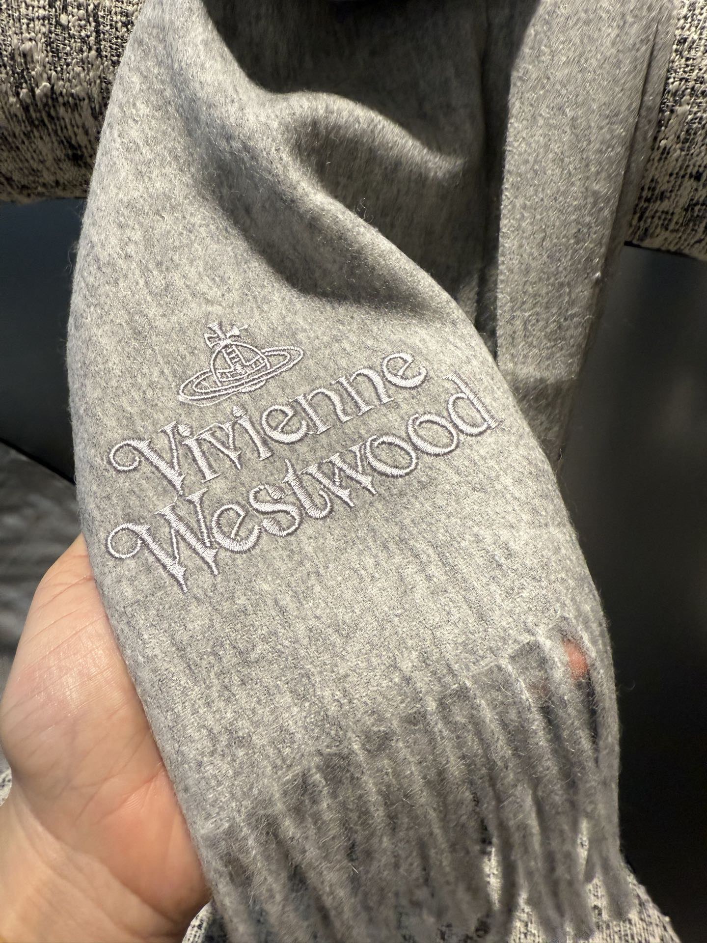 P小红书爆款“Vivienne Westwood”薇薇安西太后羊绒羊毛围巾❗ 西太后 英国时装设计师，时