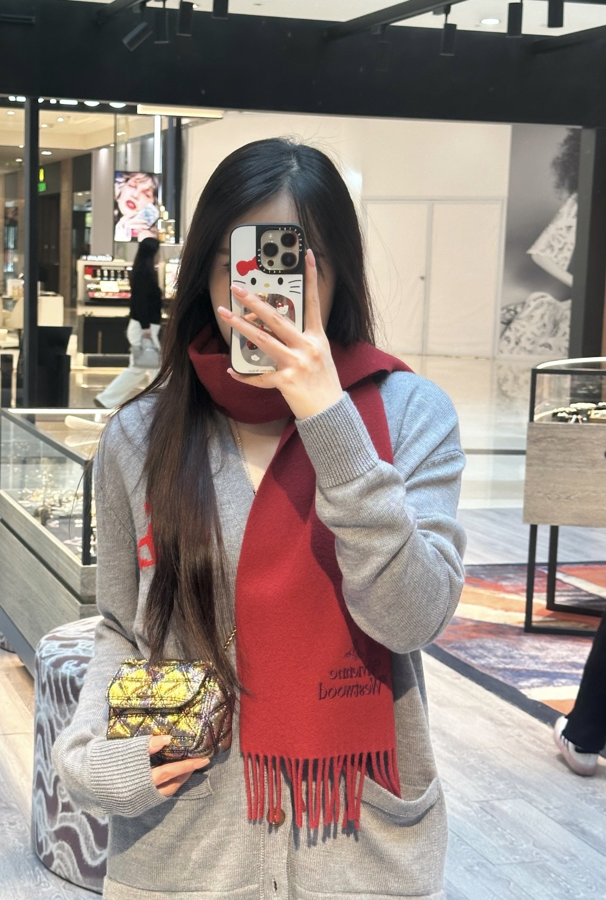 P135 P小红书爆款“Vivienne Westwood”薇薇安西太后羊绒羊毛围巾❗ 西太后 英国时装设计师，时装的朋克之母！时尚潮流引领者，超美的设计！简约大气刺绣Logo‼精致这个款不用担心不好看，因为经典的元素洋气的新设计！赠礼的完美之选，充分展现个性风范。Vivenne Westwood才是最能代表英国人的时尚品牌。面料采用了95%最具张力羊毛，5%羊绒. 尺寸：180*30！.