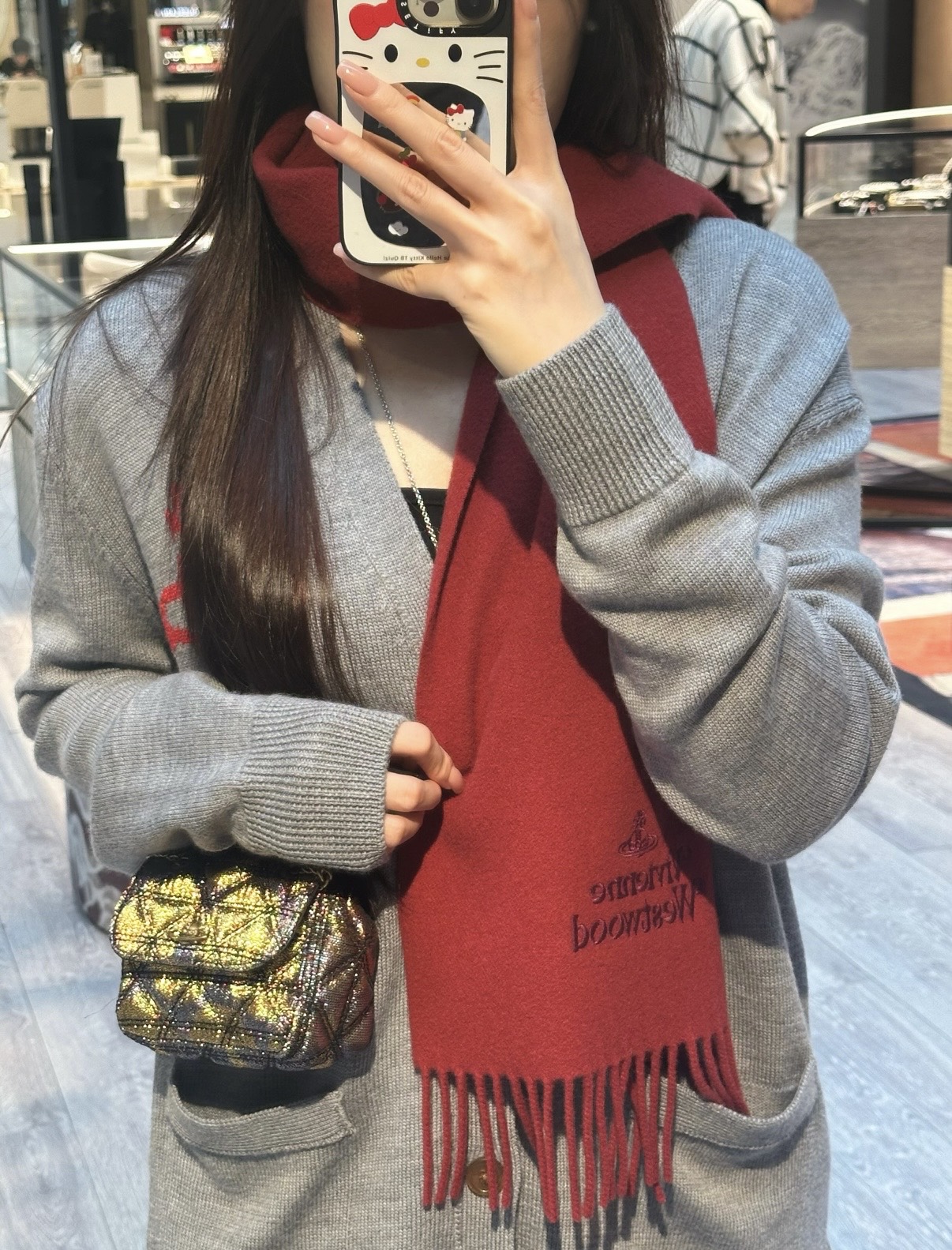 P135 P小红书爆款“Vivienne Westwood”薇薇安西太后羊绒羊毛围巾❗ 西太后 英国时装设计师,时装的朋克之母!时尚潮流引领者,超美的设计!简约大气刺绣Logo‼精致这个款不用担心不好看,因为经典的元素洋气的新设计!赠礼的完美之选,充分展现个性风范。Vivenne Westwood才是最能代表英国人的时尚品牌。面料采用了95%最具张力羊毛,5%羊绒. 尺寸:180*30!.