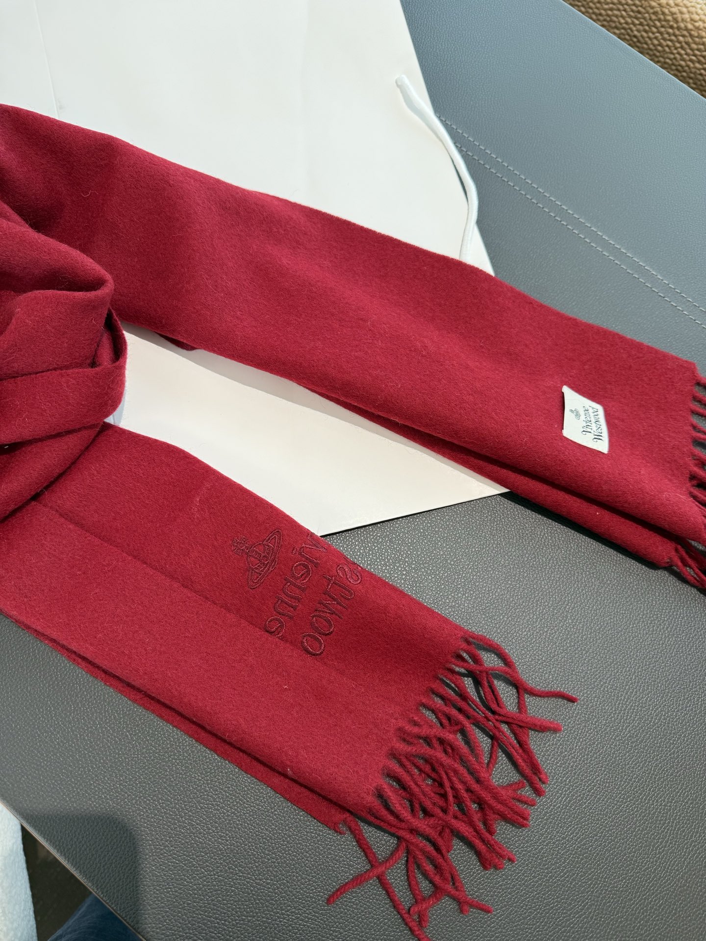 P小红书爆款“Vivienne Westwood”薇薇安西太后羊绒羊毛围巾❗ 西太后 英国时装设计师，时