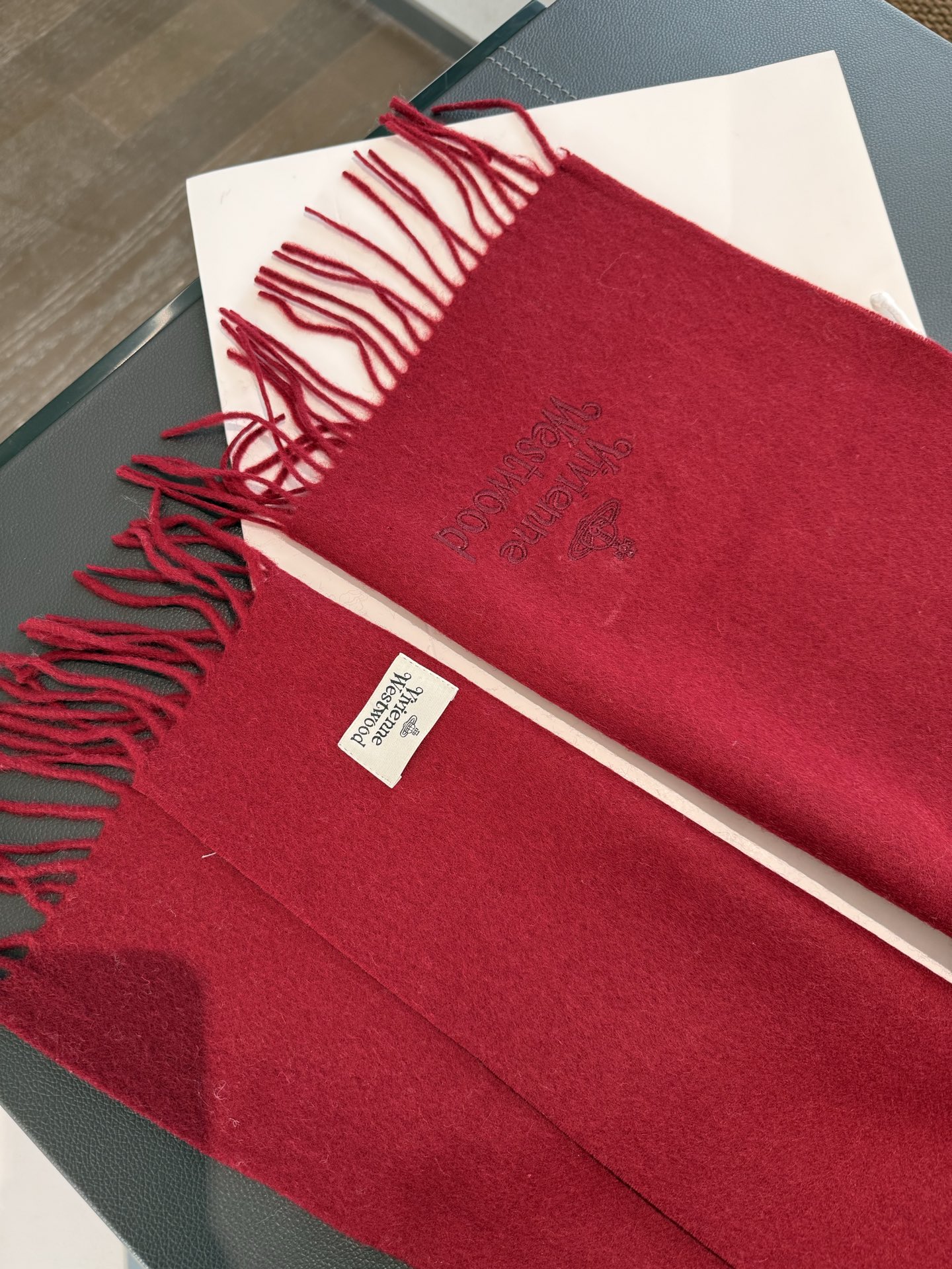 P小红书爆款“Vivienne Westwood”薇薇安西太后羊绒羊毛围巾❗ 西太后 英国时装设计师，时