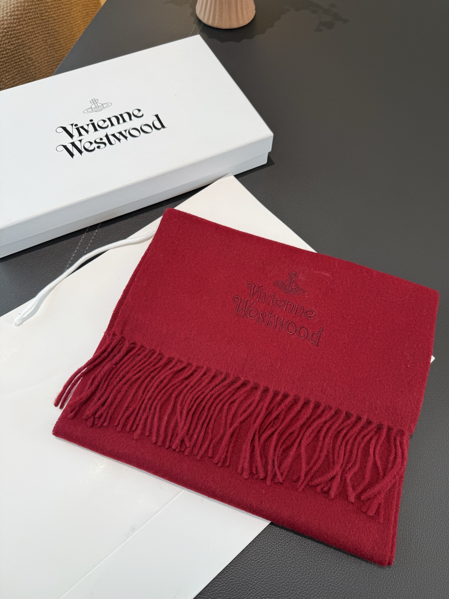 P135 P小红书爆款“Vivienne Westwood”薇薇安西太后羊绒羊毛围巾❗ 西太后 英国时装设计师,时装的朋克之母!时尚潮流引领者,超美的设计!简约大气刺绣Logo‼精致这个款不用担心不好看,因为经典的元素洋气的新设计!赠礼的完美之选,充分展现个性风范。Vivenne Westwood才是最能代表英国人的时尚品牌。面料采用了95%最具张力羊毛,5%羊绒. 尺寸:180*30!.