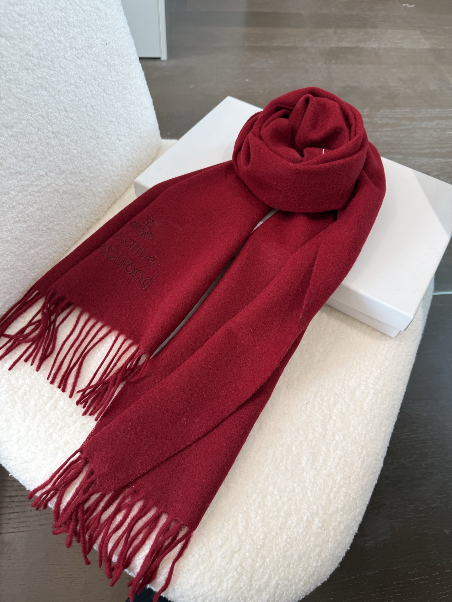 P小红书爆款“Vivienne Westwood”薇薇安西太后羊绒羊毛围巾❗ 西太后 英国时装设计师，时