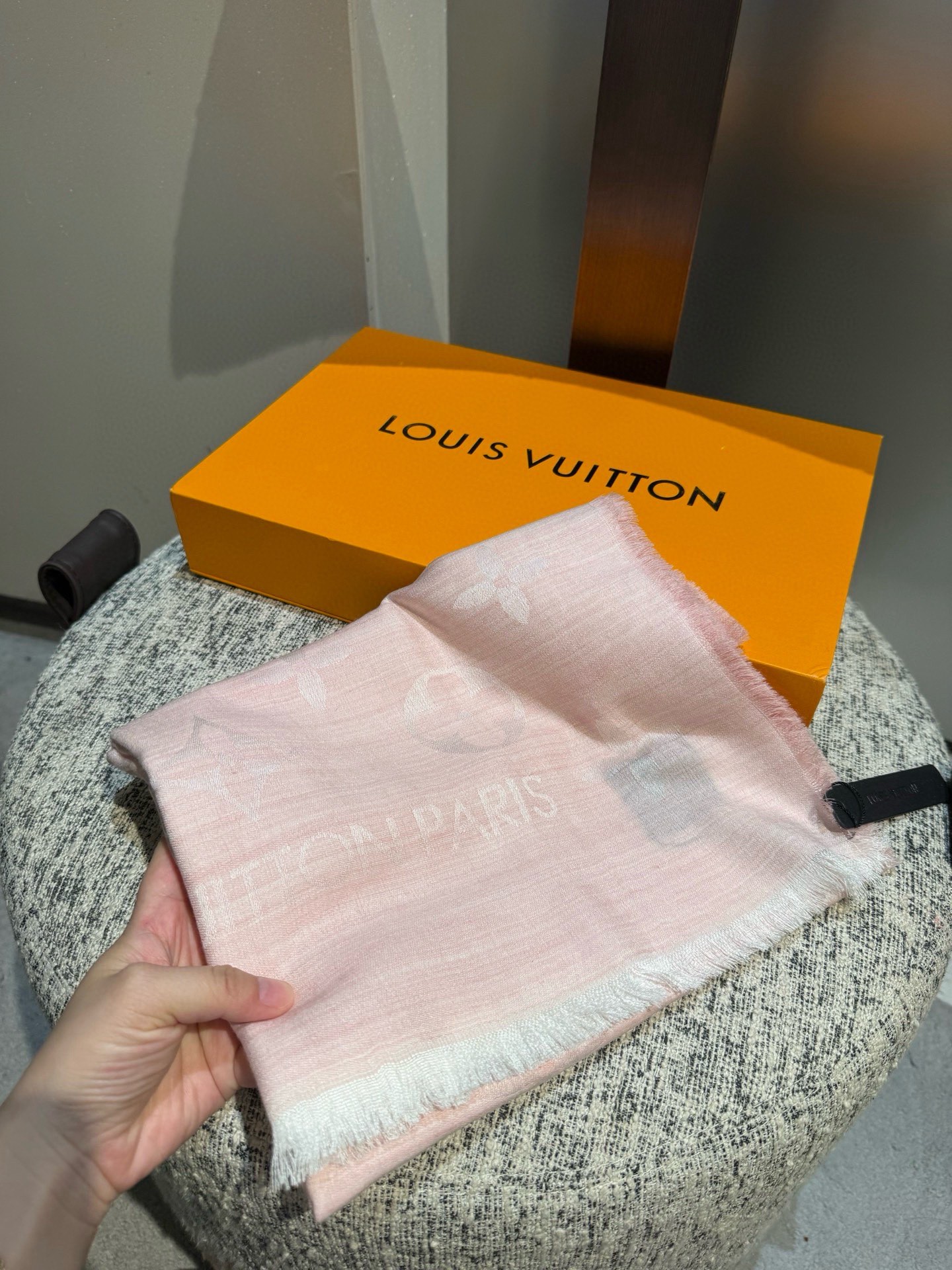 P专柜最新 只要你有关注，你就该知道25年的Lv主推大字 无论是包包还是衣服！所以今年的大字母围巾也必须