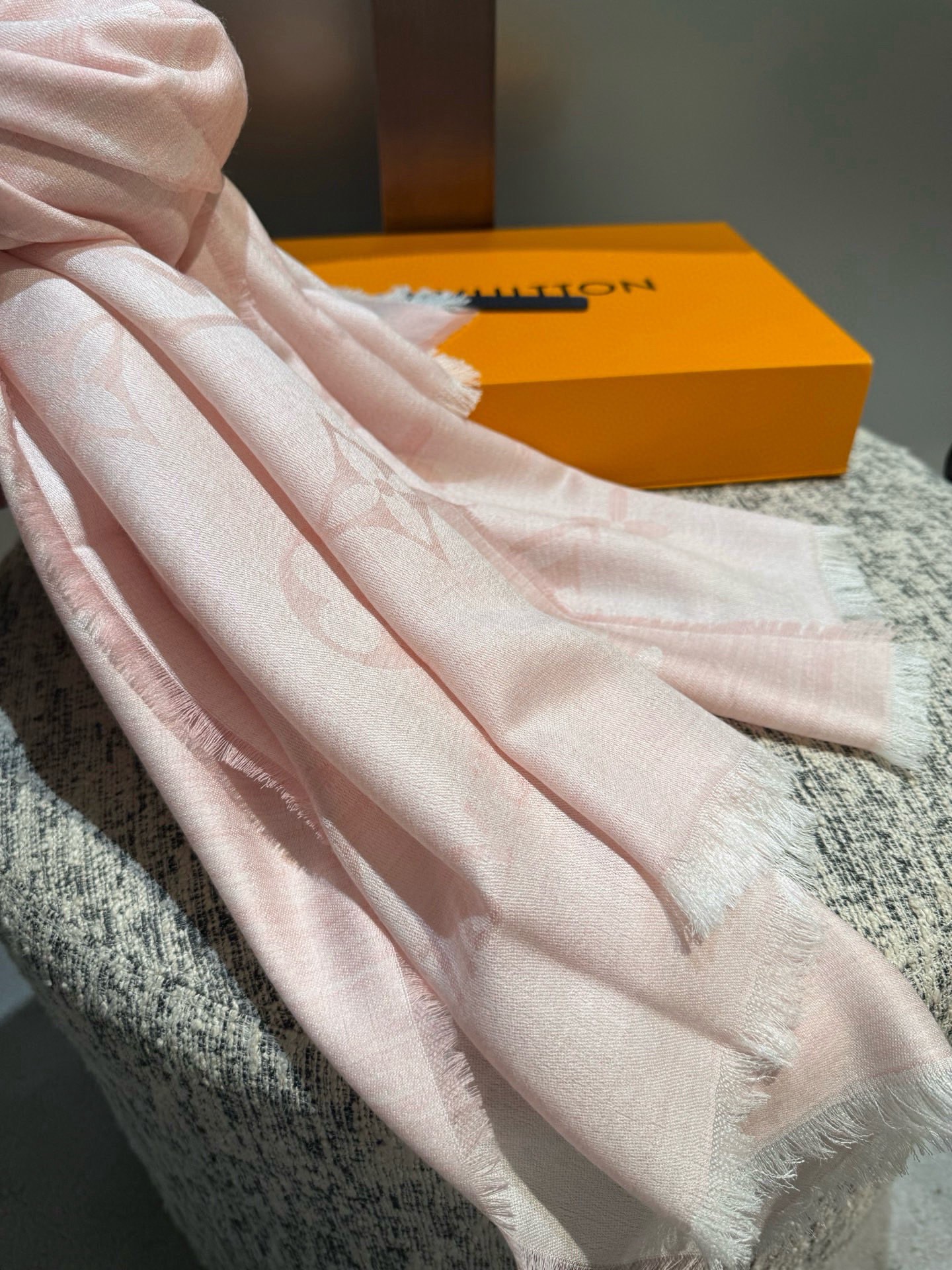 P专柜最新 只要你有关注，你就该知道25年的Lv主推大字 无论是包包还是衣服！所以今年的大字母围巾也必须