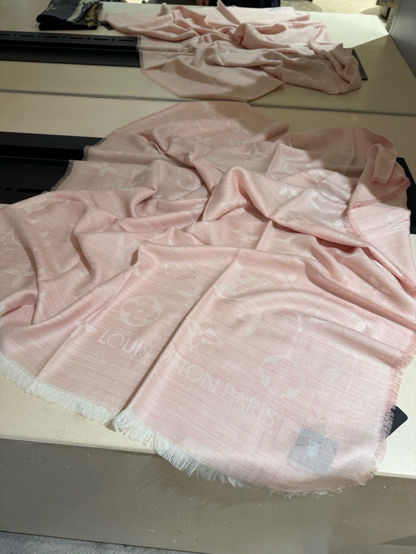 P专柜最新 只要你有关注，你就该知道25年的Lv主推大字 无论是包包还是衣服！所以今年的大字母围巾也必须