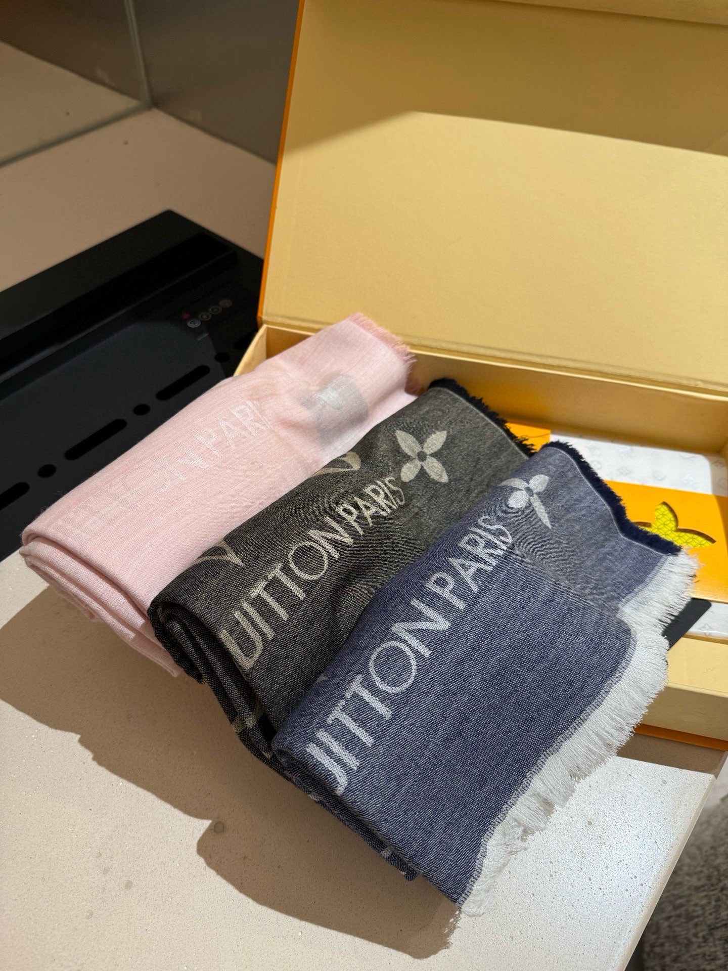 P专柜最新 只要你有关注，你就该知道25年的Lv主推大字 无论是包包还是衣服！所以今年的大字母围巾也必须