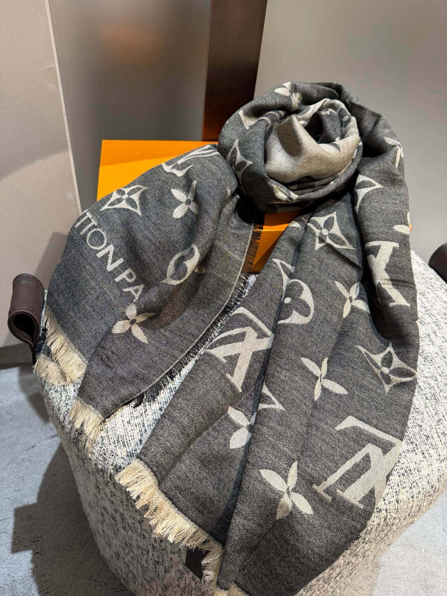 P专柜最新 只要你有关注，你就该知道25年的Lv主推大字 无论是包包还是衣服！所以今年的大字母围巾也必须