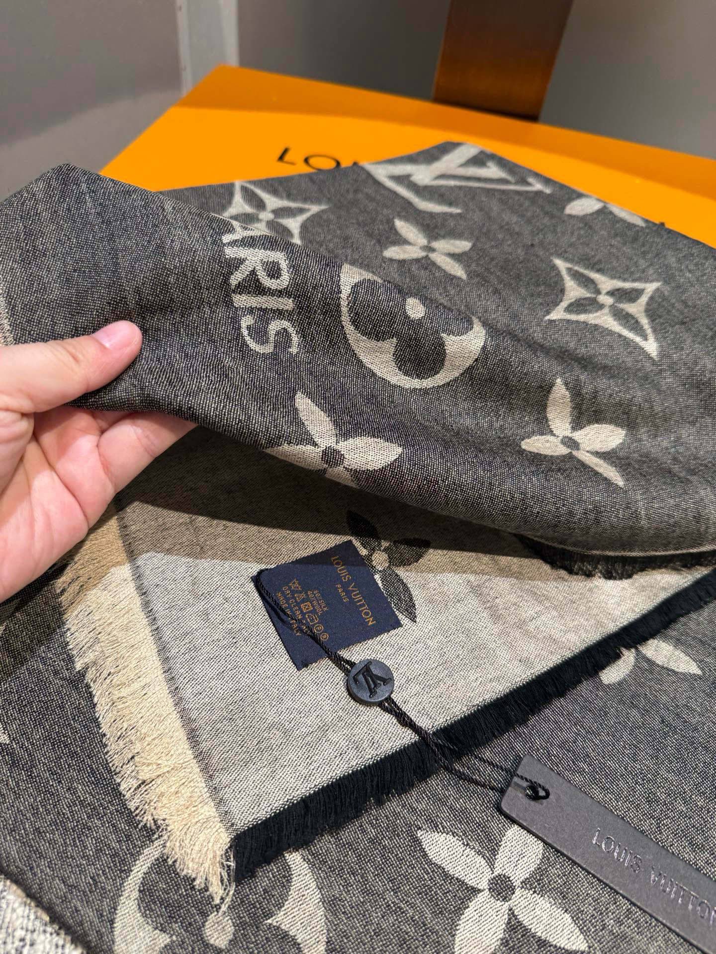 P专柜最新 只要你有关注，你就该知道25年的Lv主推大字 无论是包包还是衣服！所以今年的大字母围巾也必须