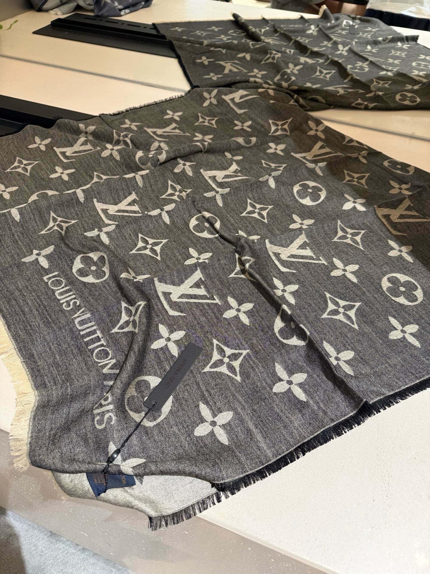 P专柜最新 只要你有关注，你就该知道25年的Lv主推大字 无论是包包还是衣服！所以今年的大字母围巾也必须