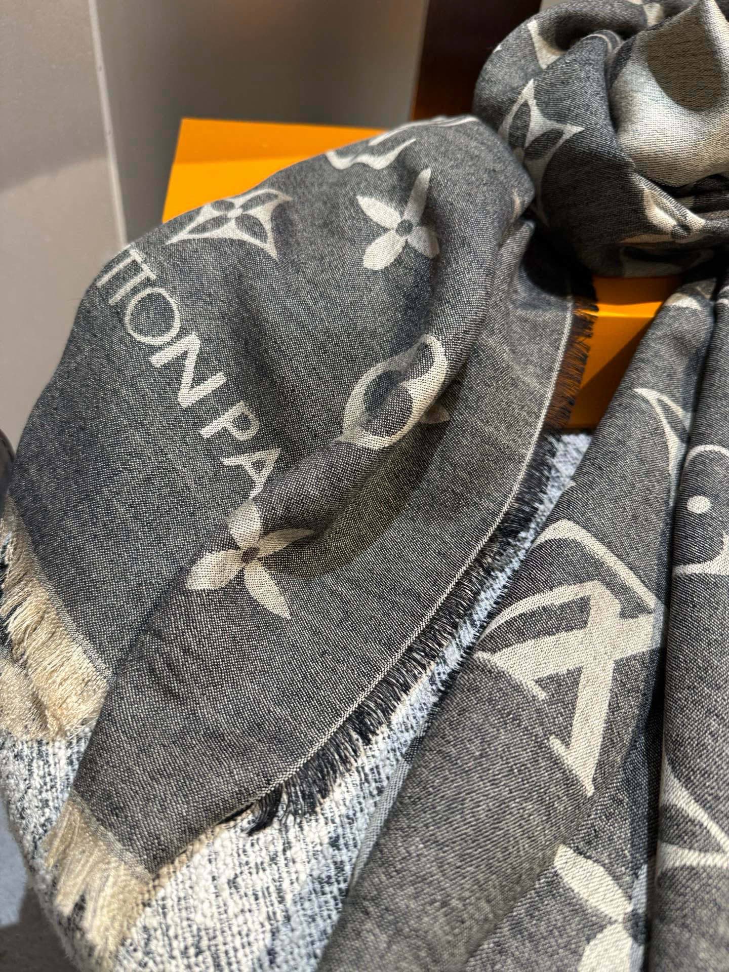 P专柜最新 只要你有关注，你就该知道25年的Lv主推大字 无论是包包还是衣服！所以今年的大字母围巾也必须