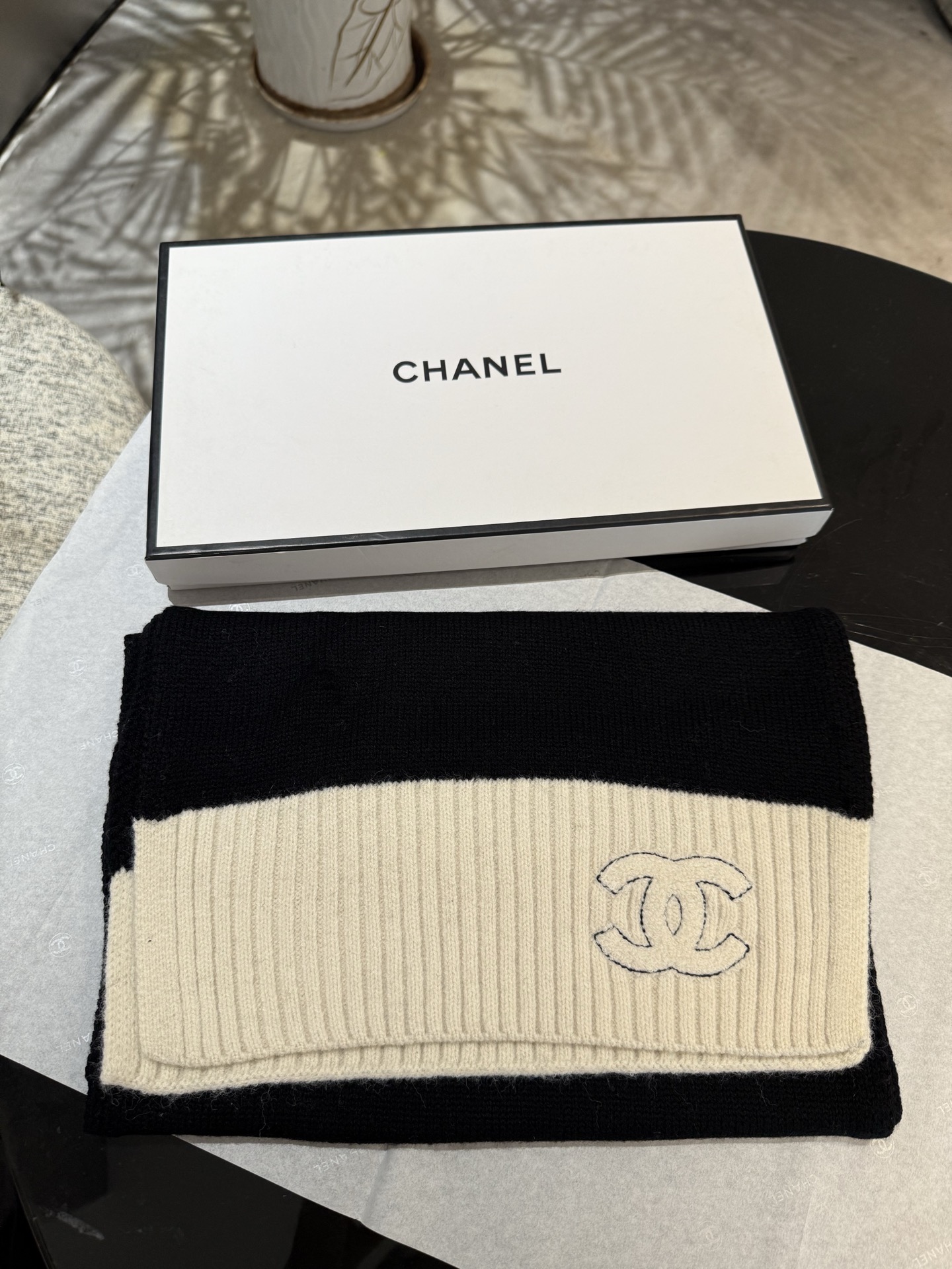 P【香家2025臻品】全新上市，甄选顶级羊绒面料，触感细腻如云。重工匠心独运，以精湛手工针织工艺，融入典