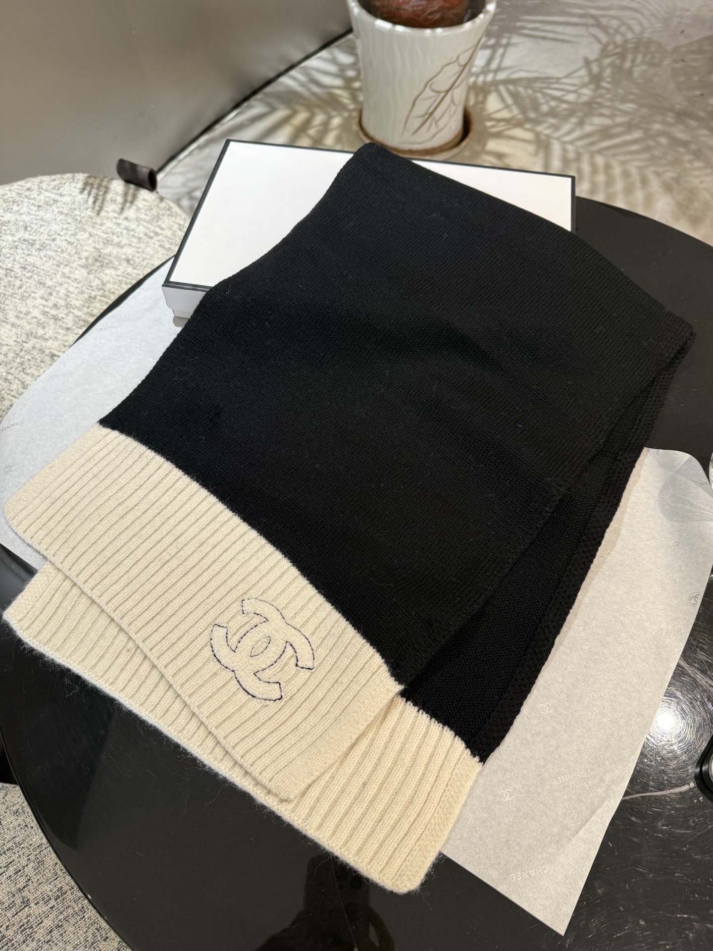 P【香家2025臻品】全新上市，甄选顶级羊绒面料，触感细腻如云。重工匠心独运，以精湛手工针织工艺，融入典