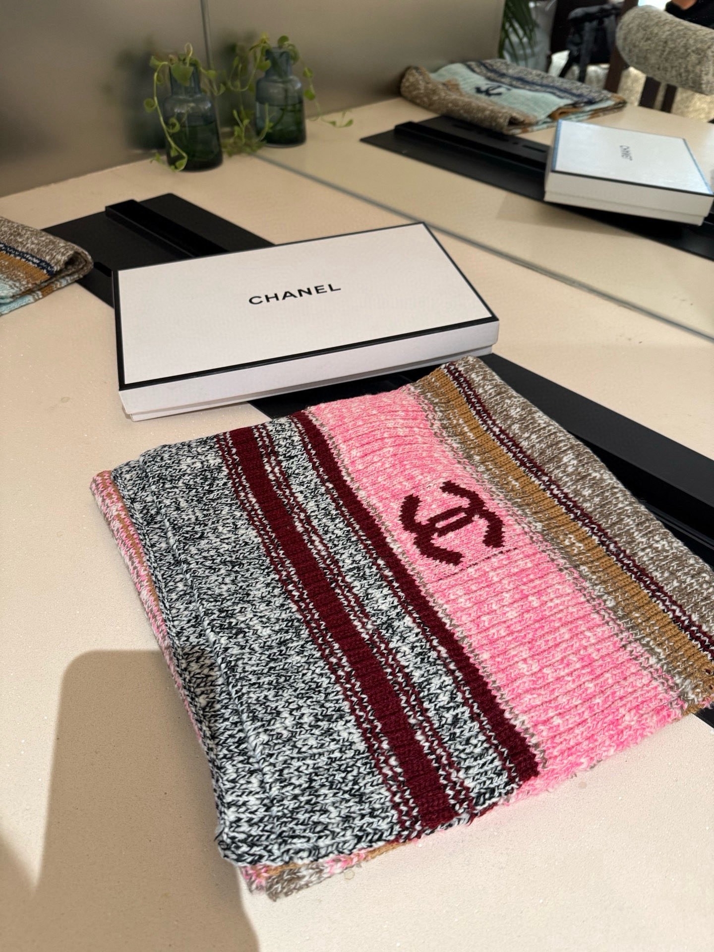 P王炸。 CHANEL 25B针织羊绒围巾，经典双C标志，米白配黑边、黑配粉边，深灰配米灰，配色高级又时