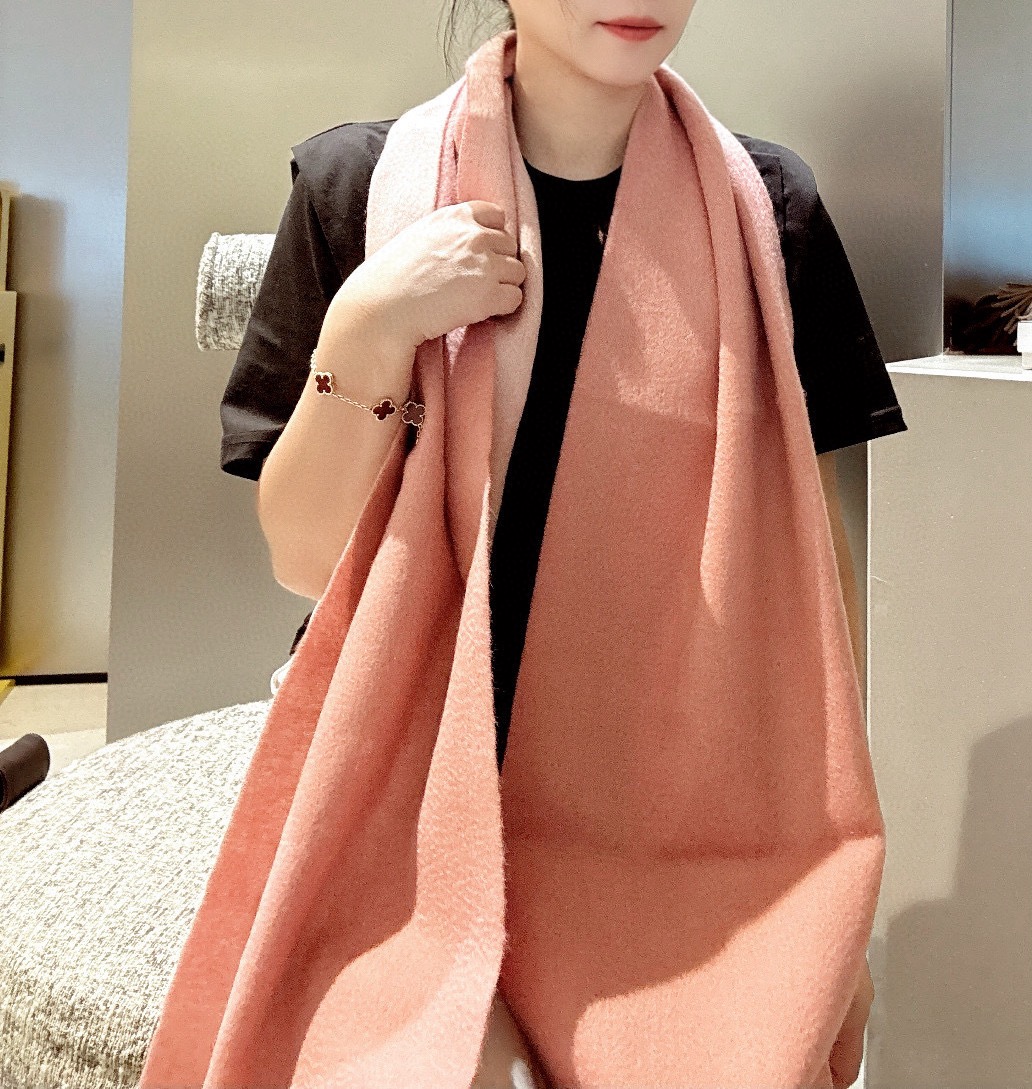 P罗意威。【男女围巾】怒赞自留，难得的高端男款！家属福利！非常正的围巾~面料大爱，非常柔软细腻舒服，轻度