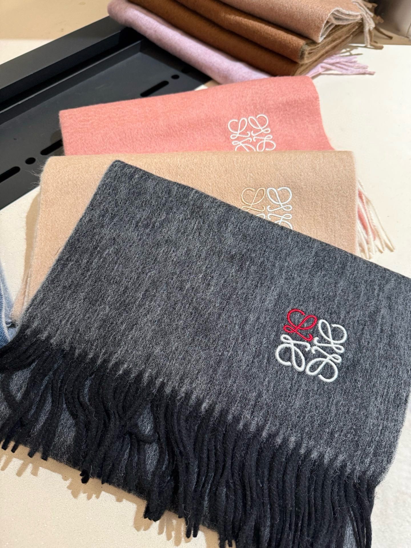 P罗意威。【男女围巾】怒赞自留，难得的高端男款！家属福利！非常正的围巾~面料大爱，非常柔软细腻舒服，轻度