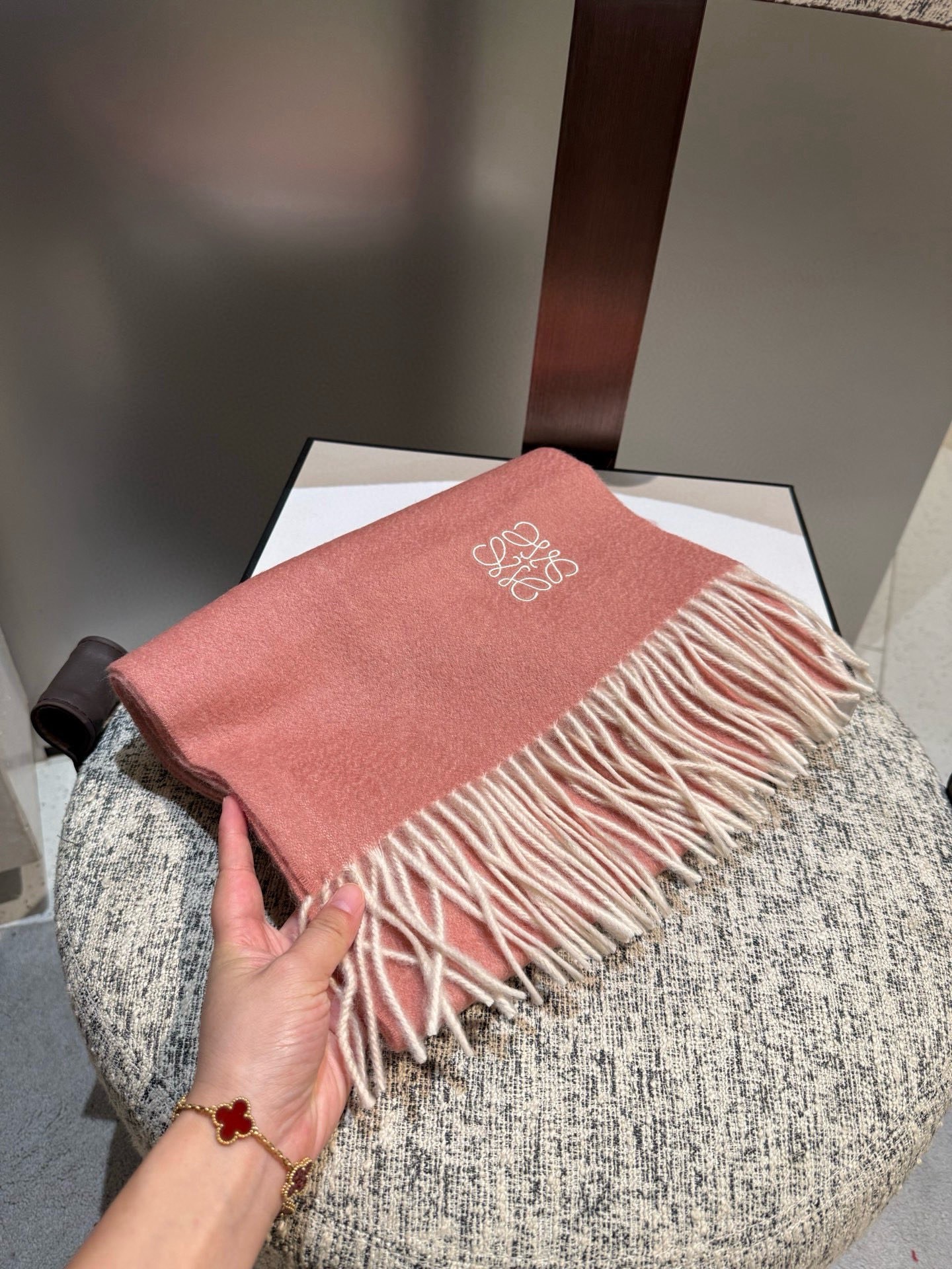 P罗意威。【男女围巾】怒赞自留，难得的高端男款！家属福利！非常正的围巾~面料大爱，非常柔软细腻舒服，轻度