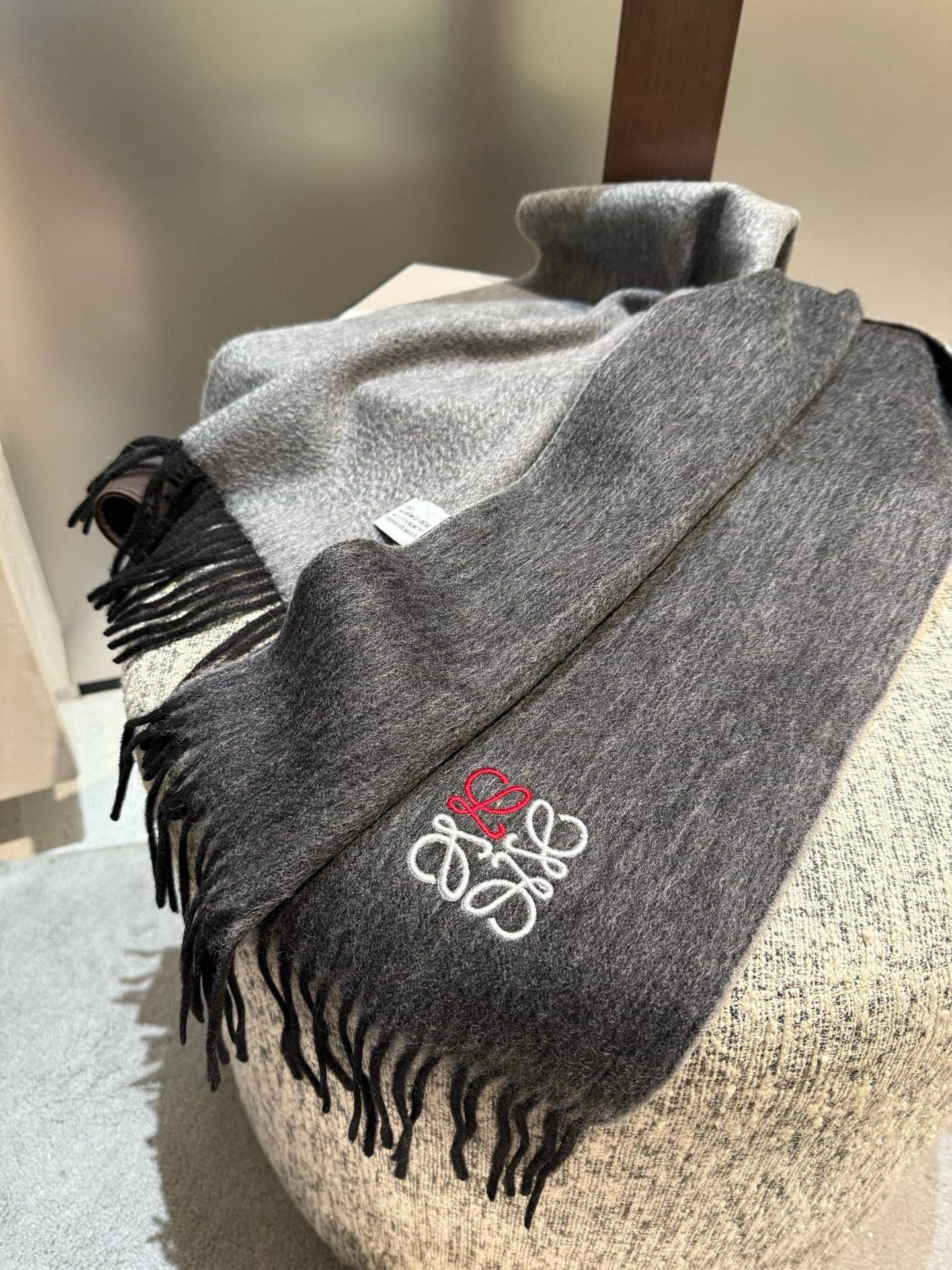 P罗意威。【男女围巾】怒赞自留，难得的高端男款！家属福利！非常正的围巾~面料大爱，非常柔软细腻舒服，轻度