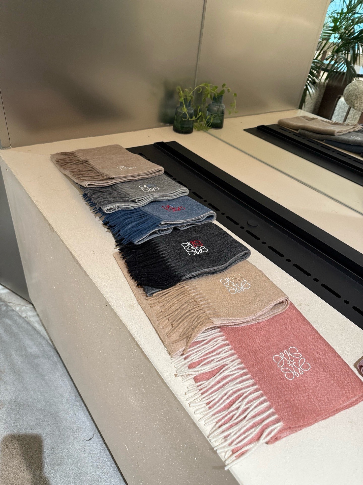 P罗意威。【男女围巾】怒赞自留，难得的高端男款！家属福利！非常正的围巾~面料大爱，非常柔软细腻舒服，轻度