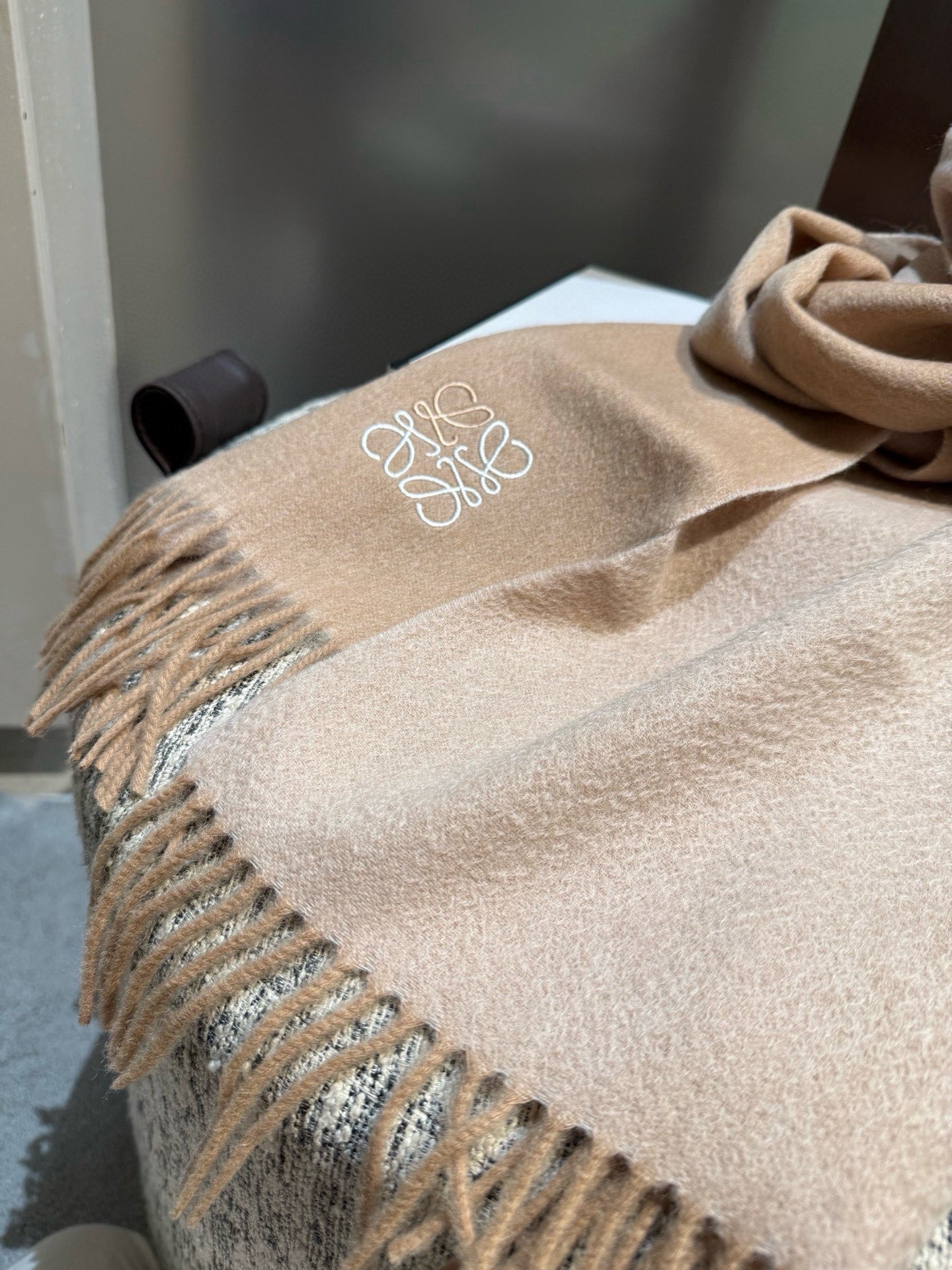 P罗意威。【男女围巾】怒赞自留，难得的高端男款！家属福利！非常正的围巾~面料大爱，非常柔软细腻舒服，轻度