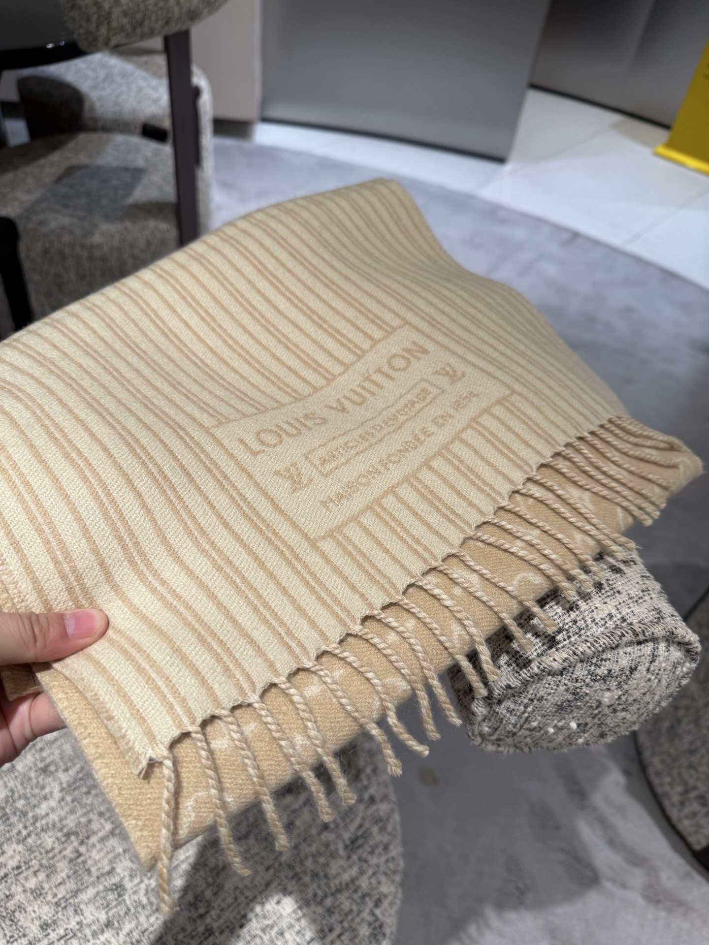 P【2025新款献礼】🎉Louis Vuitton 渠道独家特供大驴专柜款限定系列羊绒围巾，一面条纹一面