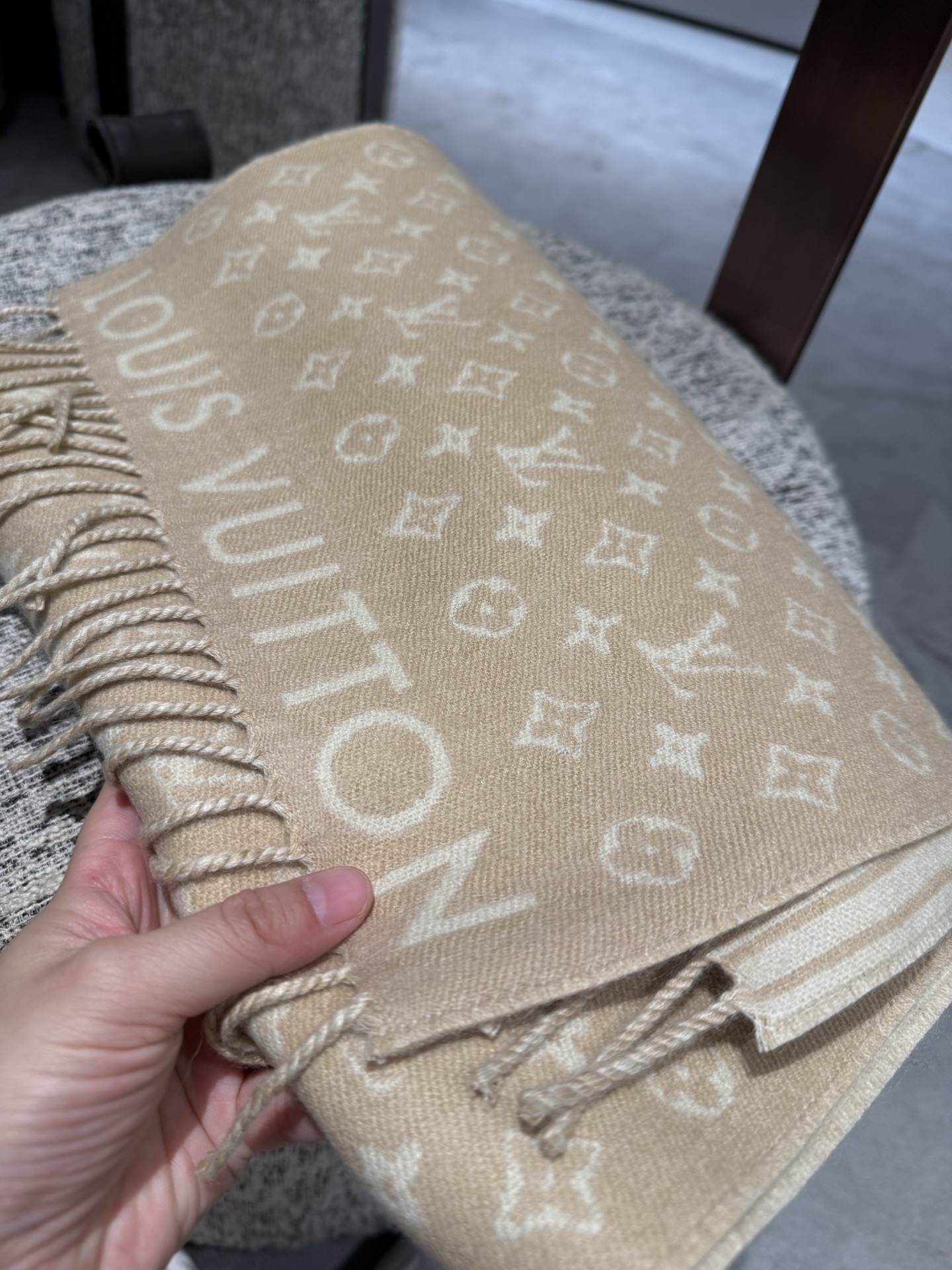 P【2025新款献礼】🎉Louis Vuitton 渠道独家特供大驴专柜款限定系列羊绒围巾，一面条纹一面