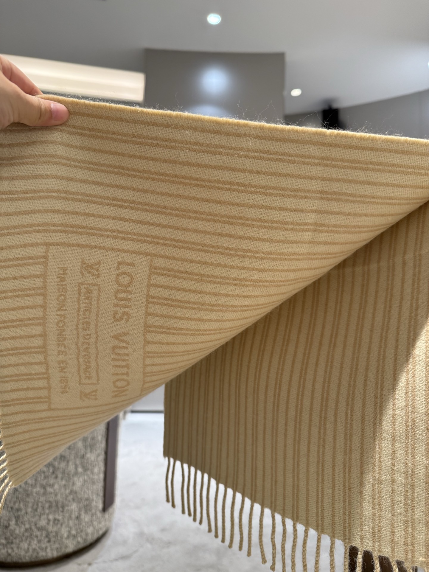 P【2025新款献礼】🎉Louis Vuitton 渠道独家特供大驴专柜款限定系列羊绒围巾，一面条纹一面