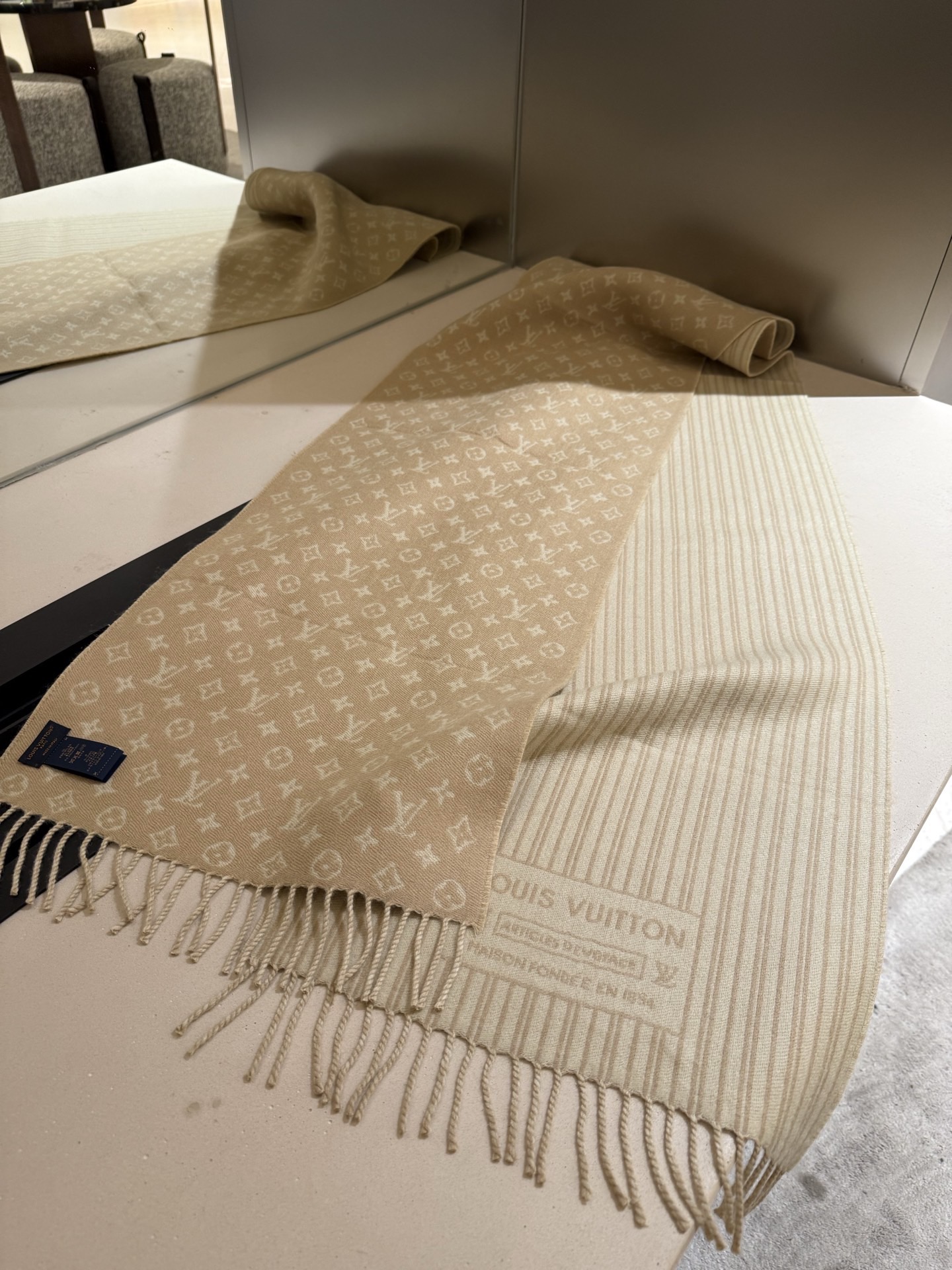 P【2025新款献礼】🎉Louis Vuitton 渠道独家特供大驴专柜款限定系列羊绒围巾，一面条纹一面