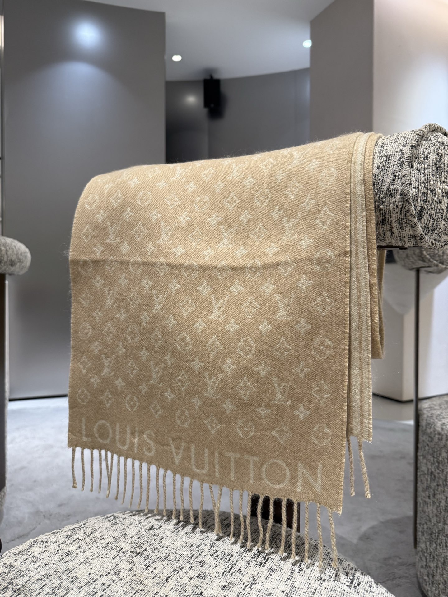 P【2025新款献礼】🎉Louis Vuitton 渠道独家特供大驴专柜款限定系列羊绒围巾，一面条纹一面