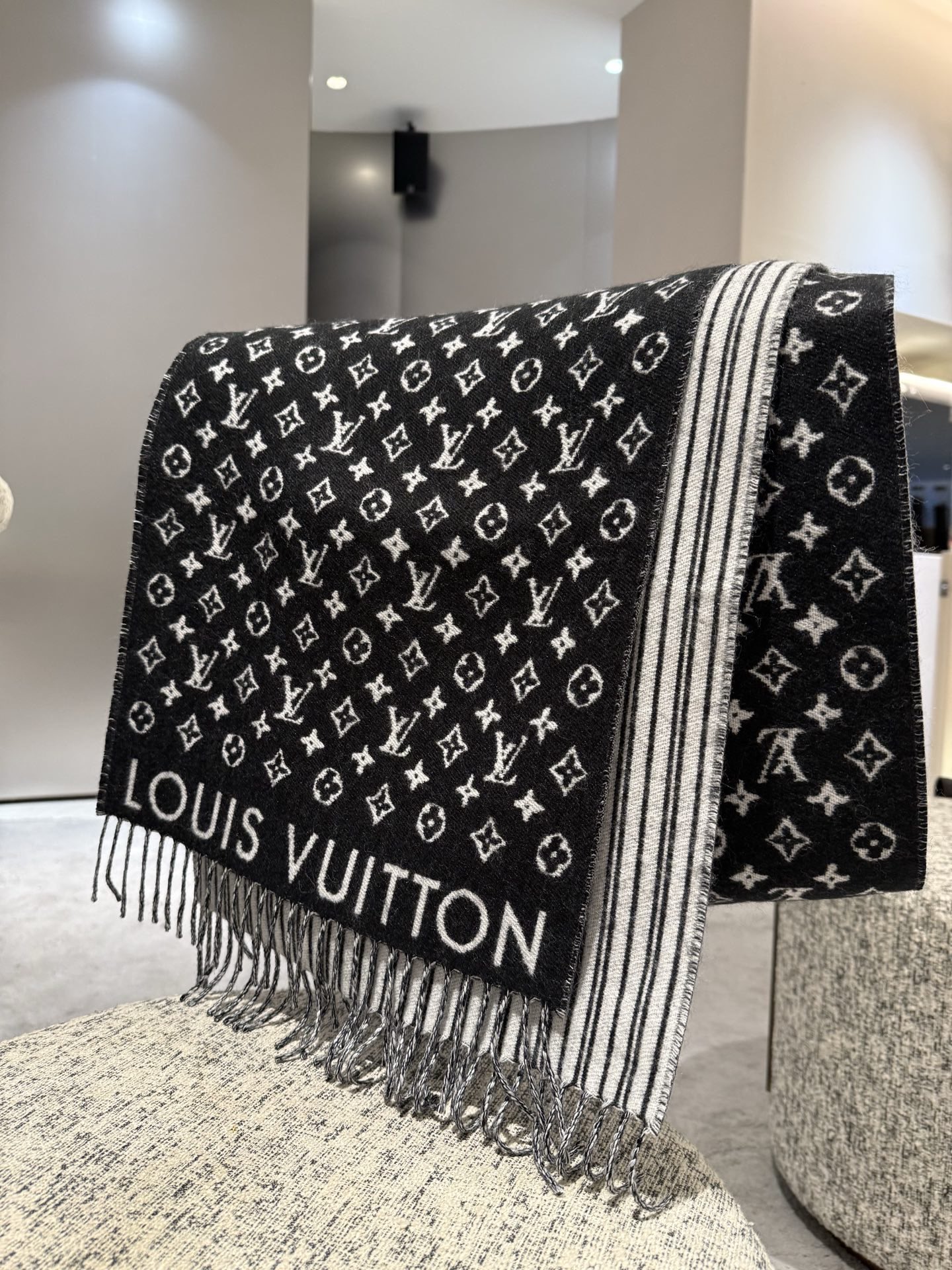 P【2025新款献礼】🎉Louis Vuitton 渠道独家特供大驴专柜款限定系列羊绒围巾，一面条纹一面