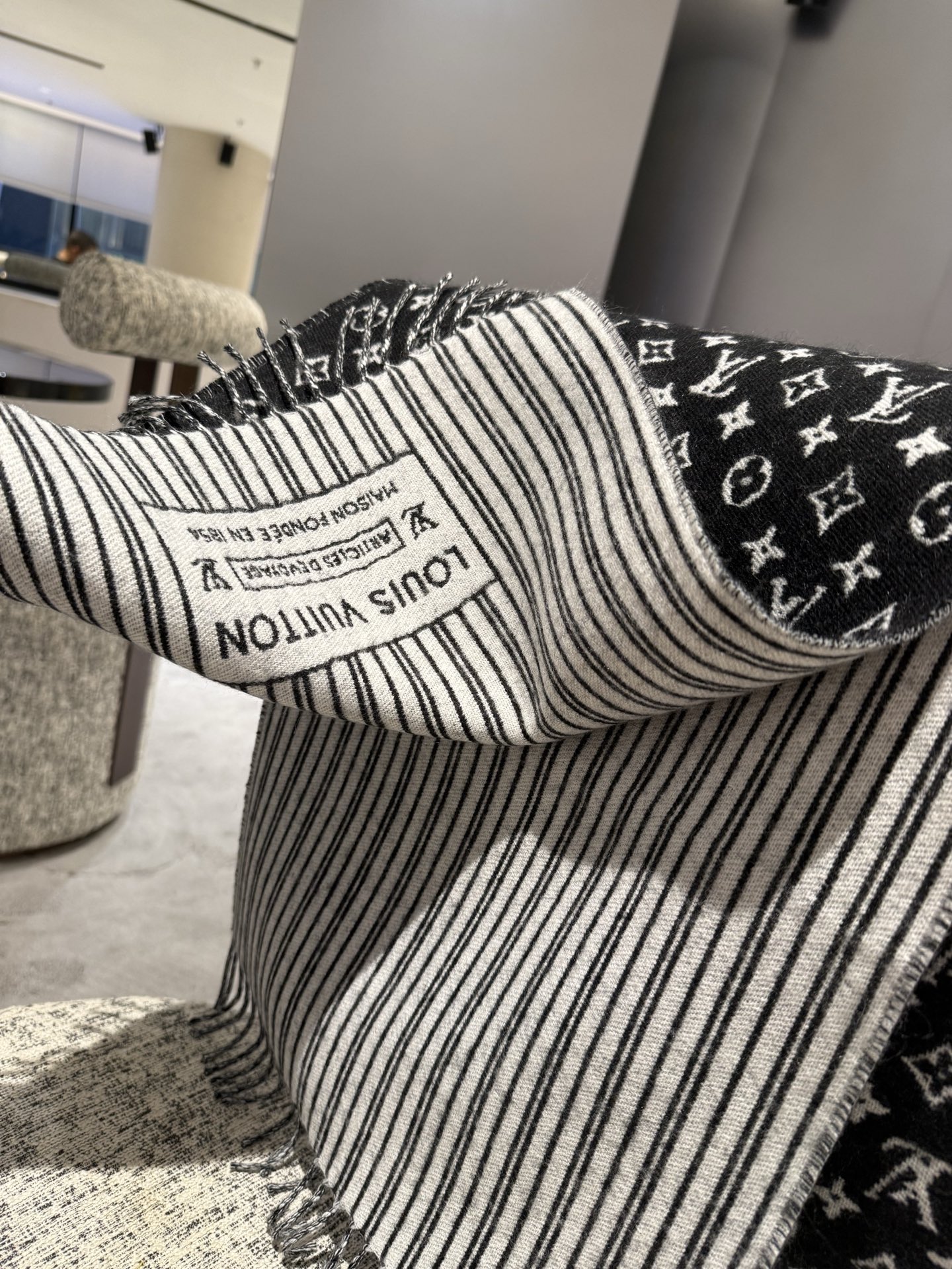 P【2025新款献礼】🎉Louis Vuitton 渠道独家特供大驴专柜款限定系列羊绒围巾，一面条纹一面