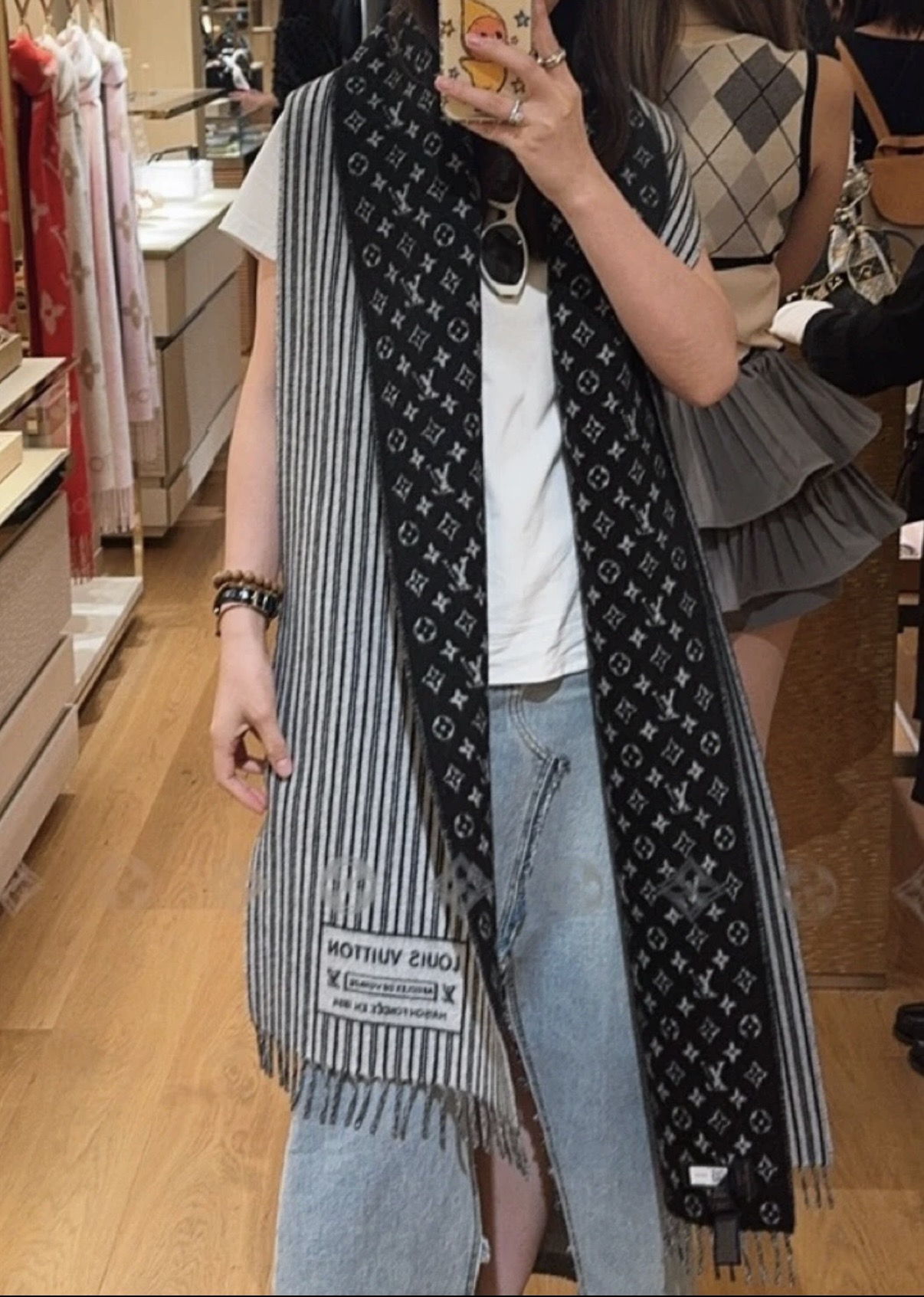 P【2025新款献礼】🎉Louis Vuitton 渠道独家特供大驴专柜款限定系列羊绒围巾，一面条纹一面