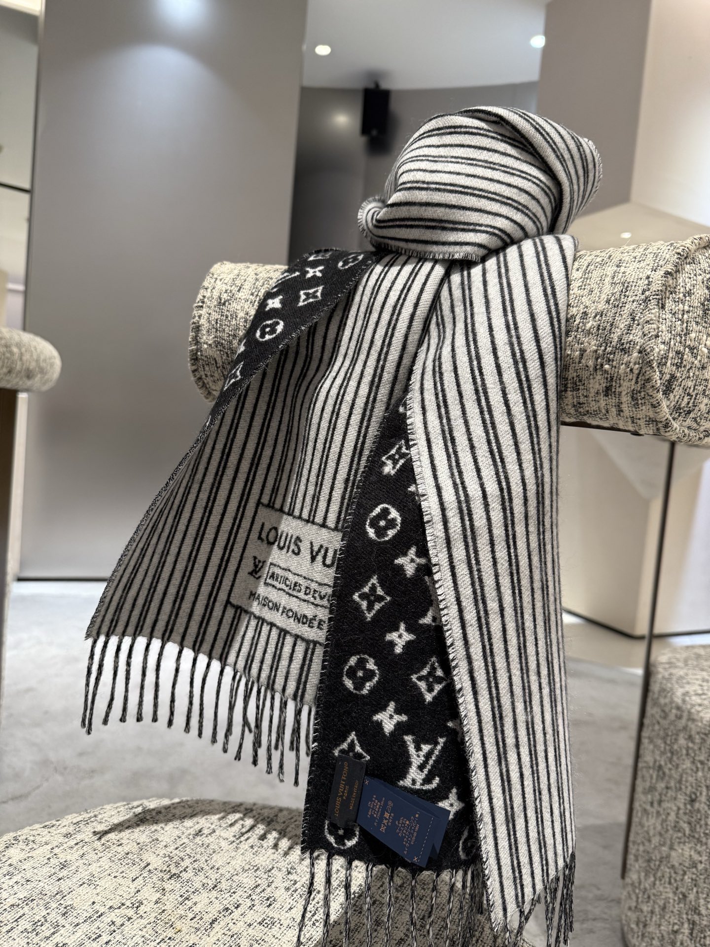 P【2025新款献礼】🎉Louis Vuitton 渠道独家特供大驴专柜款限定系列羊绒围巾，一面条纹一面