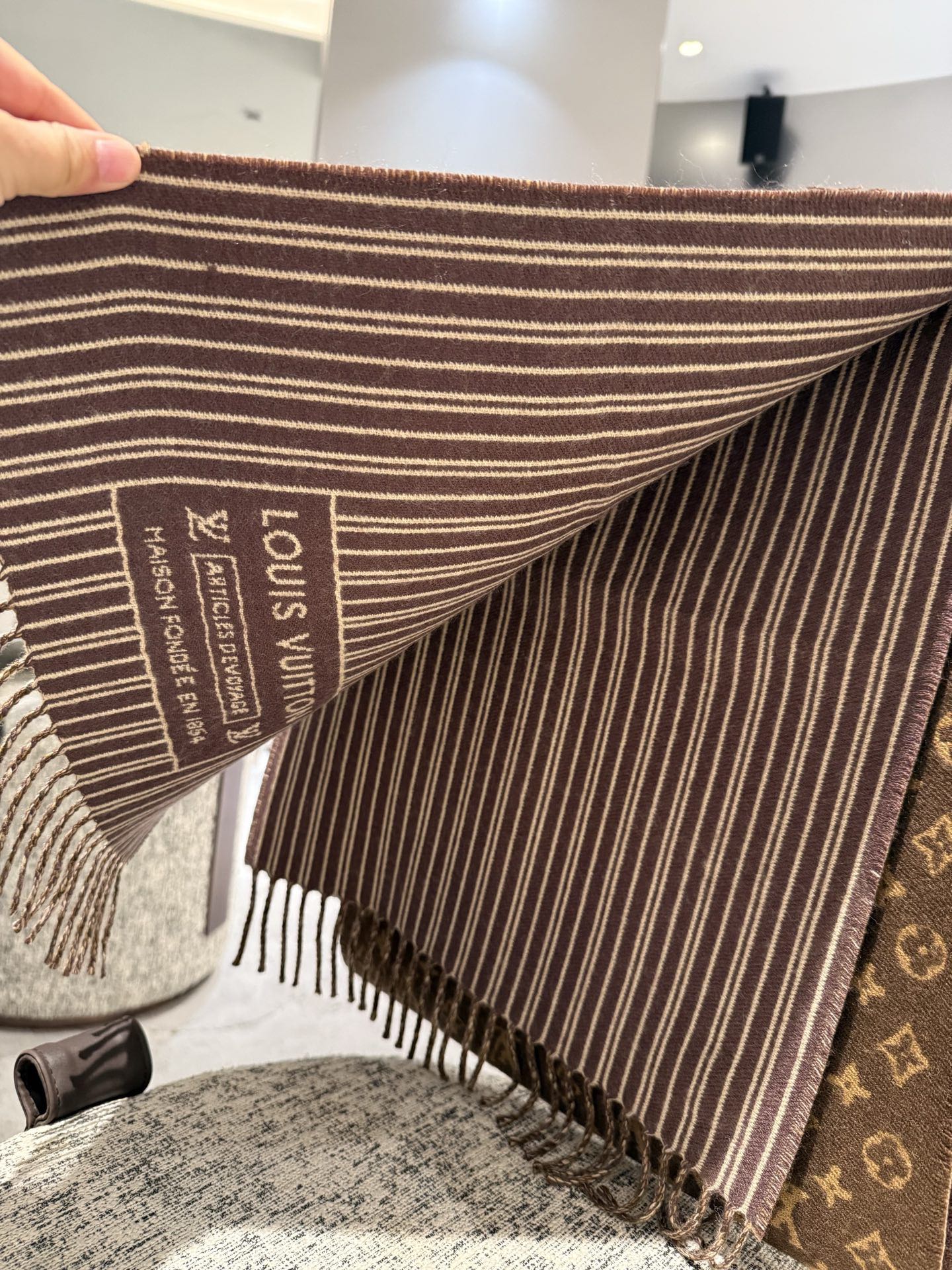 P【2025新款献礼】🎉Louis Vuitton 渠道独家特供大驴专柜款限定系列羊绒围巾，一面条纹一面