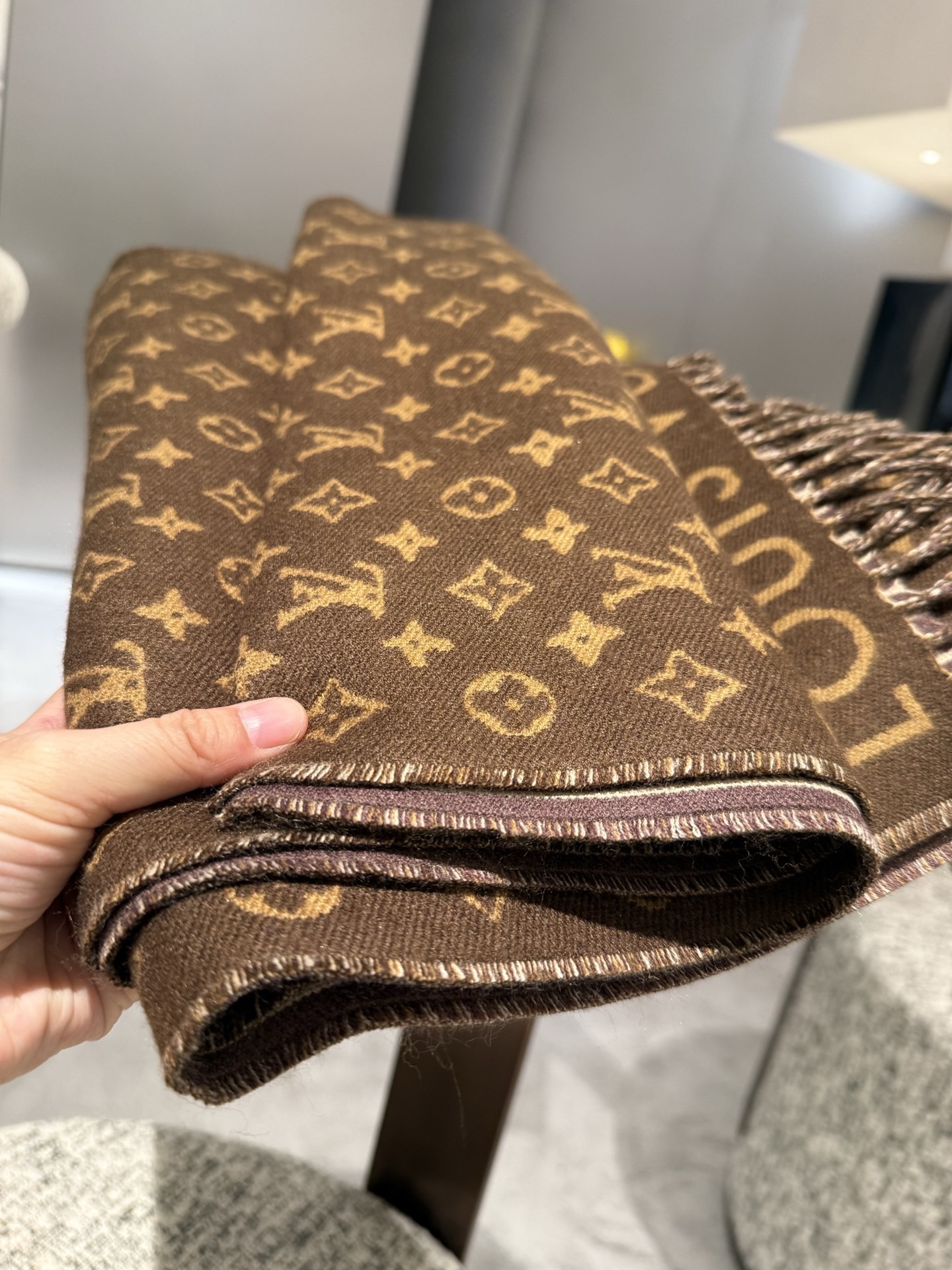 P【2025新款献礼】🎉Louis Vuitton 渠道独家特供大驴专柜款限定系列羊绒围巾，一面条纹一面