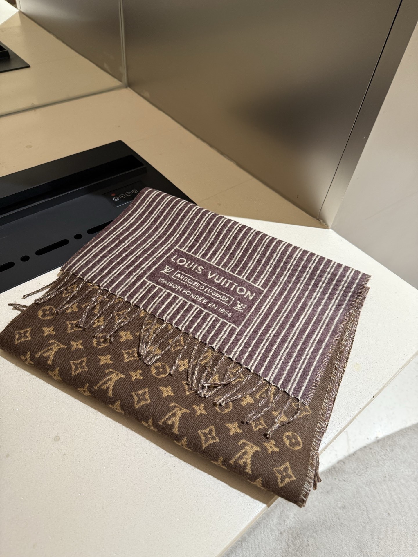 P【2025新款献礼】🎉Louis Vuitton 渠道独家特供大驴专柜款限定系列羊绒围巾，一面条纹一面