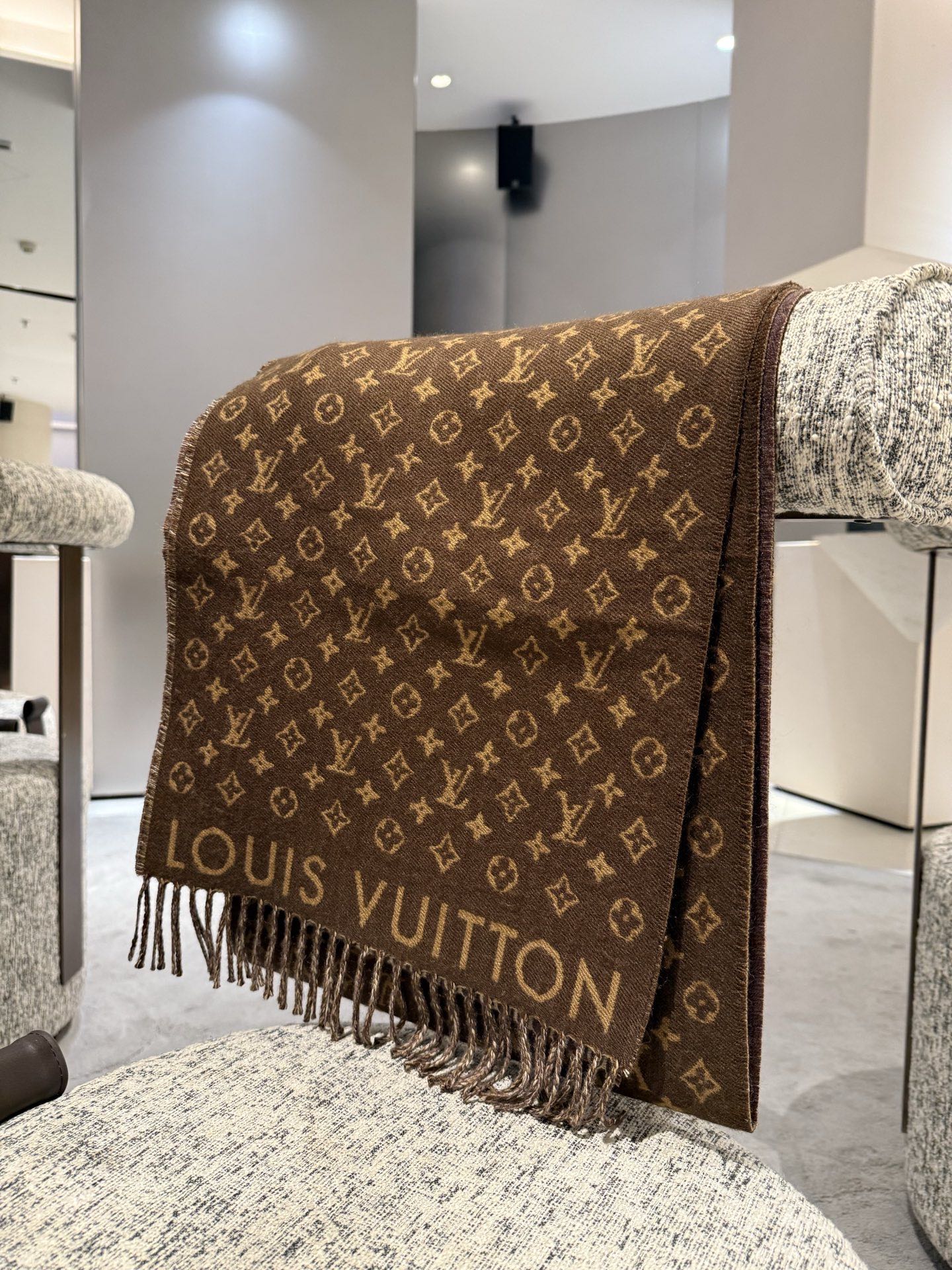 P【2025新款献礼】🎉Louis Vuitton 渠道独家特供大驴专柜款限定系列羊绒围巾，一面条纹一面