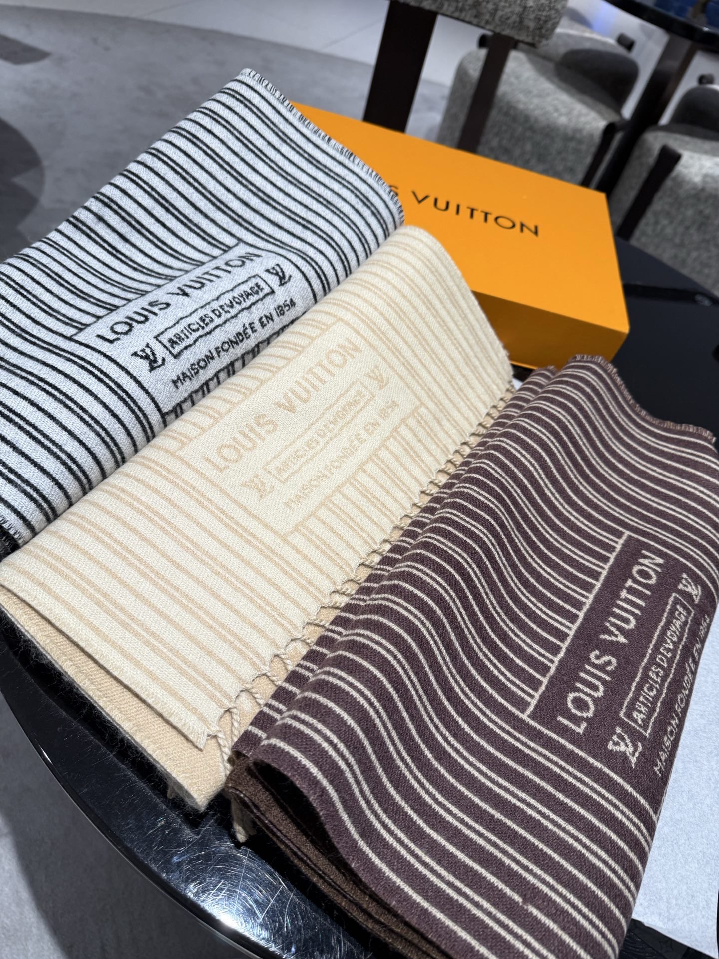 P【2025新款献礼】🎉Louis Vuitton 渠道独家特供大驴专柜款限定系列羊绒围巾，一面条纹一面