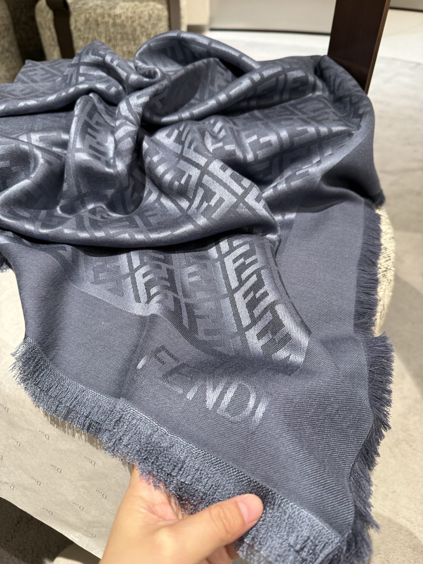 P𝐅𝐞𝐧𝐝𝐢 25新款《FF金银丝提花披肩》Size：140x140cm 材质45%羊毛，45%桑蚕丝，