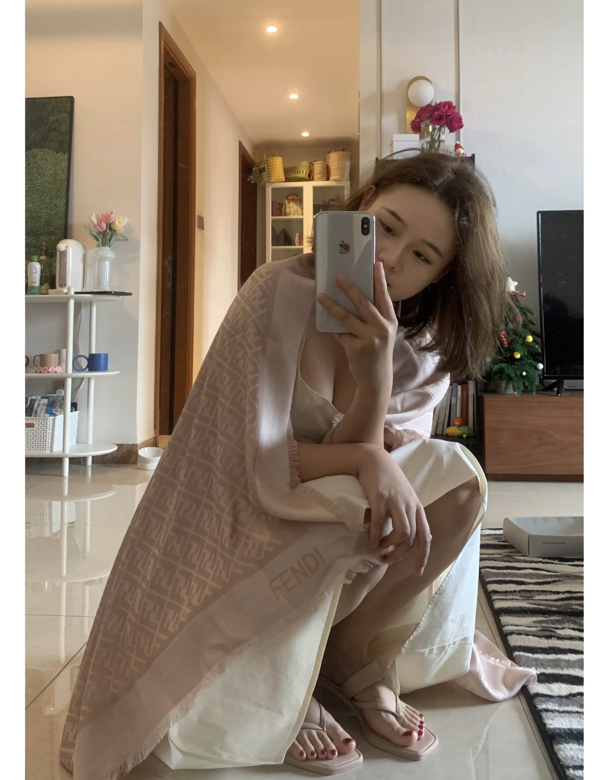 P𝐅𝐞𝐧𝐝𝐢 25新款《FF金银丝提花披肩》Size：140x140cm 材质45%羊毛，45%桑蚕丝，