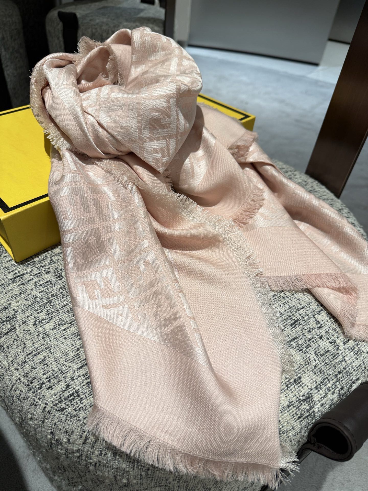 P𝐅𝐞𝐧𝐝𝐢 25新款《FF金银丝提花披肩》Size：140x140cm 材质45%羊毛，45%桑蚕丝，