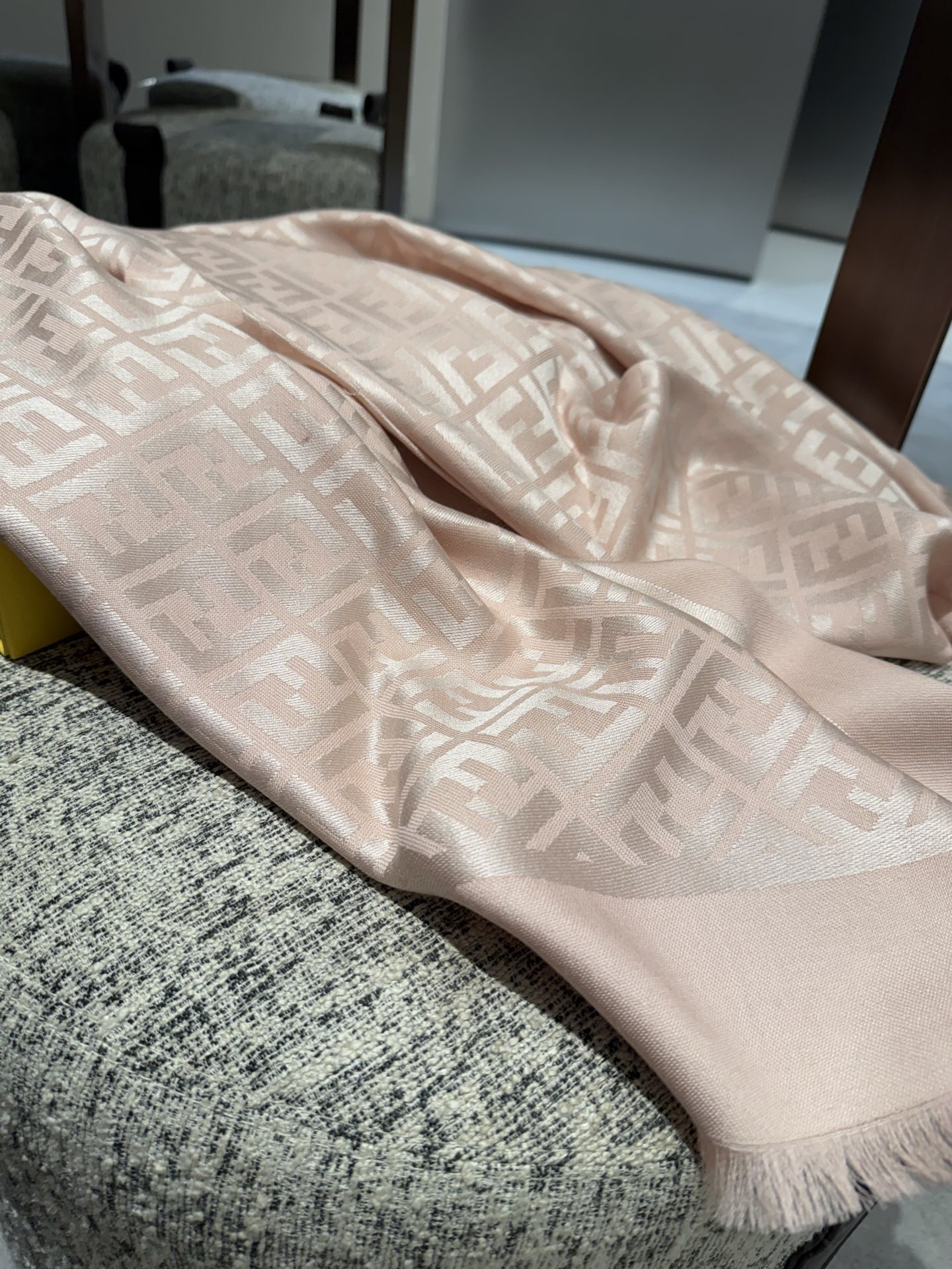 P𝐅𝐞𝐧𝐝𝐢 25新款《FF金银丝提花披肩》Size：140x140cm 材质45%羊毛，45%桑蚕丝，