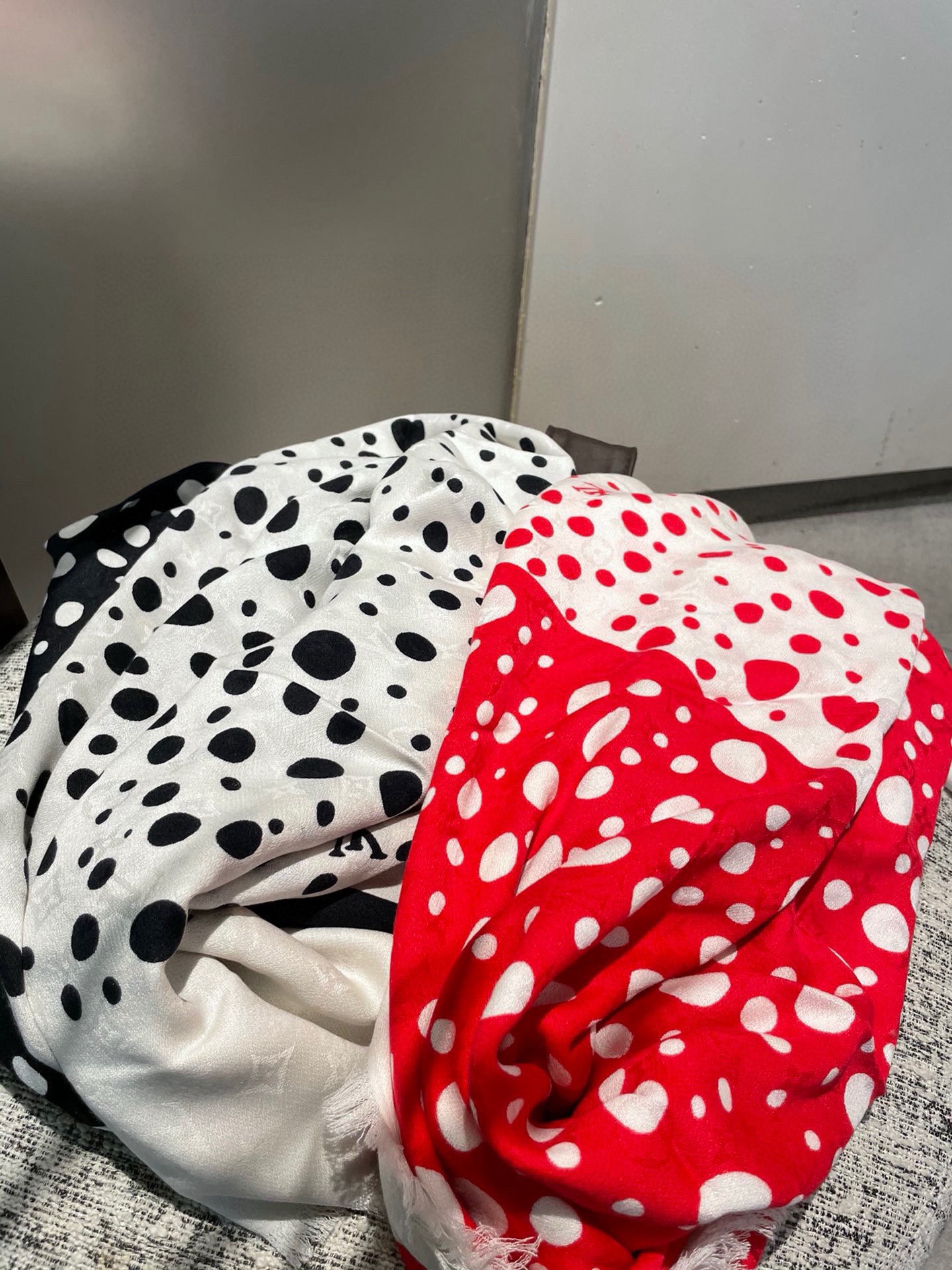 PLV新款暗纹提花印花丝绒披肩~~好好看啊！！！！面料非常柔软，上面都是有暗纹老花提花的，光影下logo