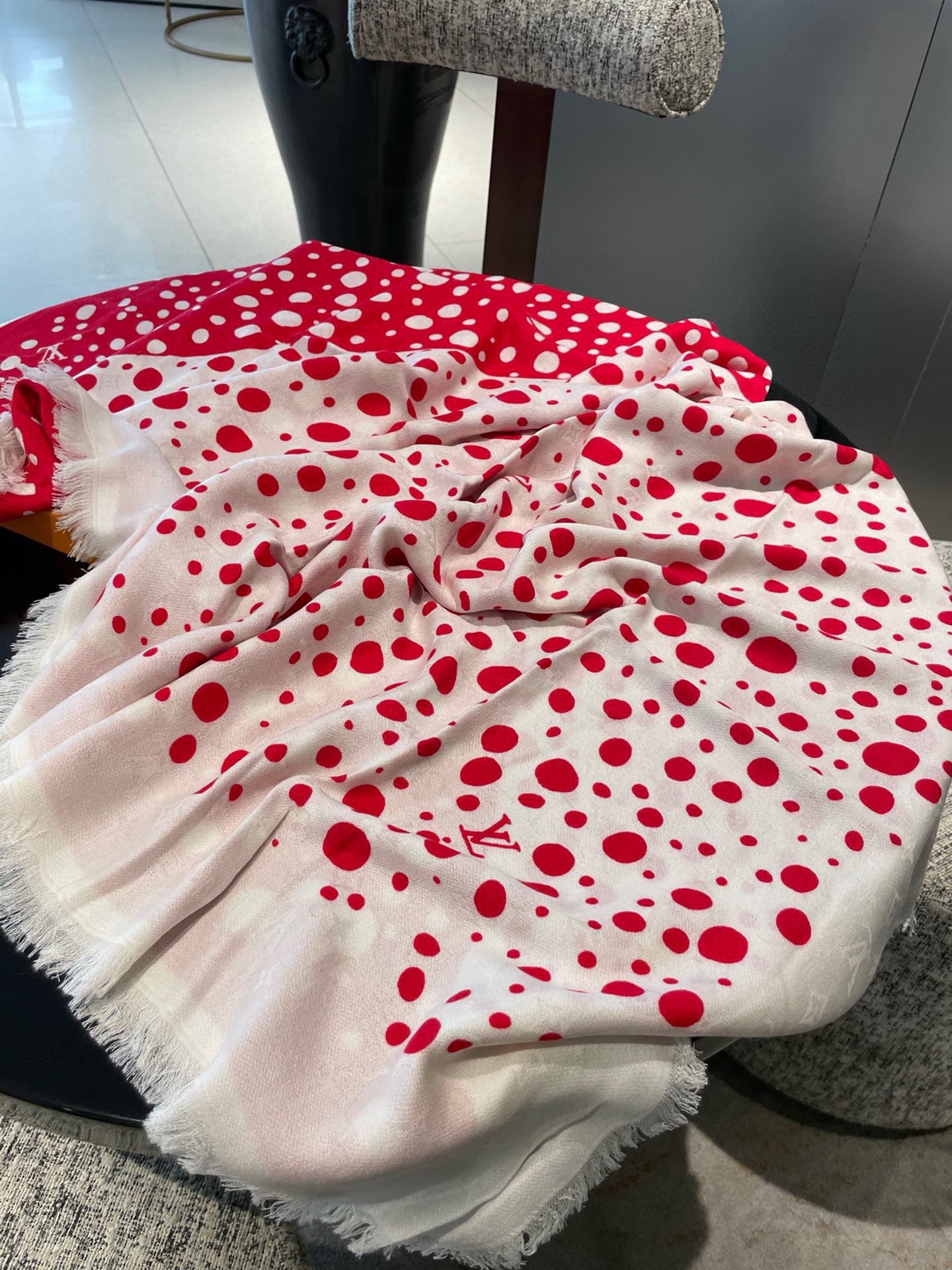 PLV新款暗纹提花印花丝绒披肩~~好好看啊！！！！面料非常柔软，上面都是有暗纹老花提花的，光影下logo