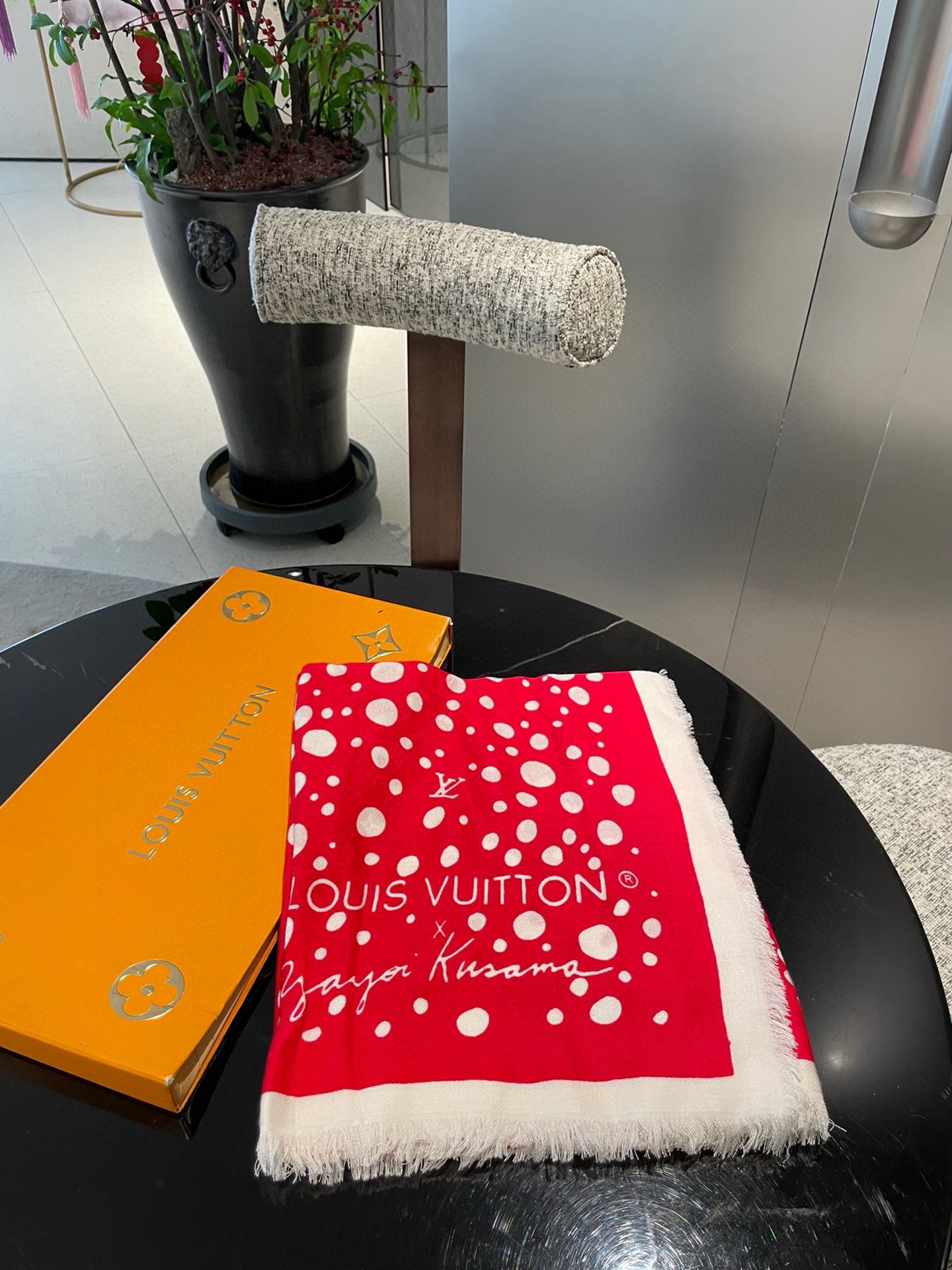 PLV新款暗纹提花印花丝绒披肩~~好好看啊！！！！面料非常柔软，上面都是有暗纹老花提花的，光影下logo